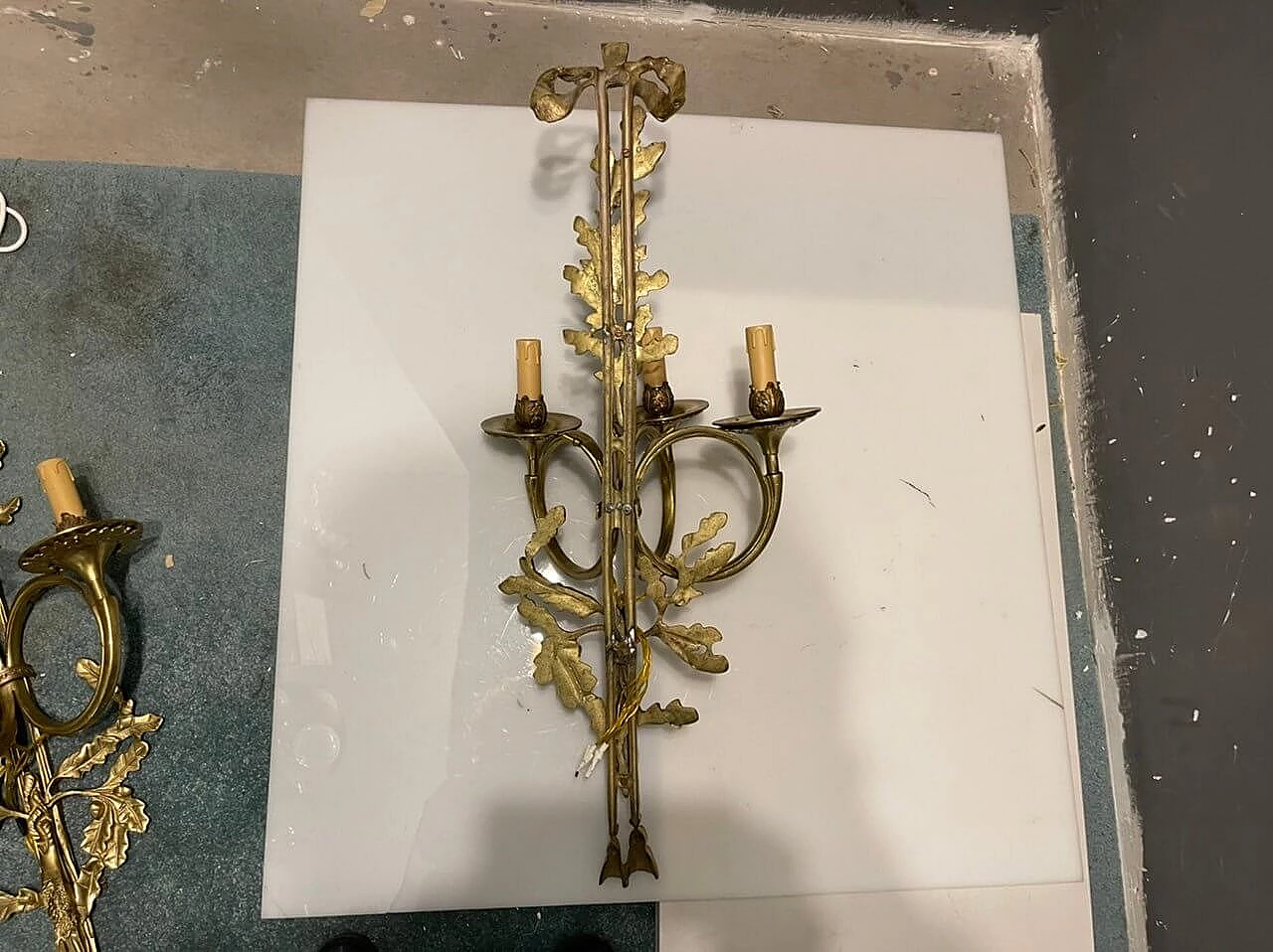 Coppia di applique in ottone con foglie di quercia, anni '70 5