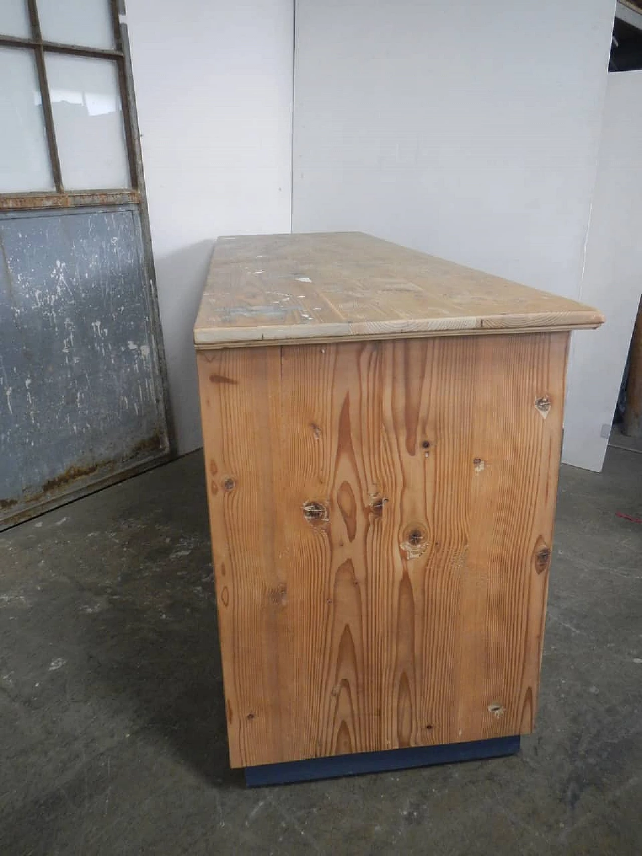 Credenza in abete dipinta di blu, anni '50 7