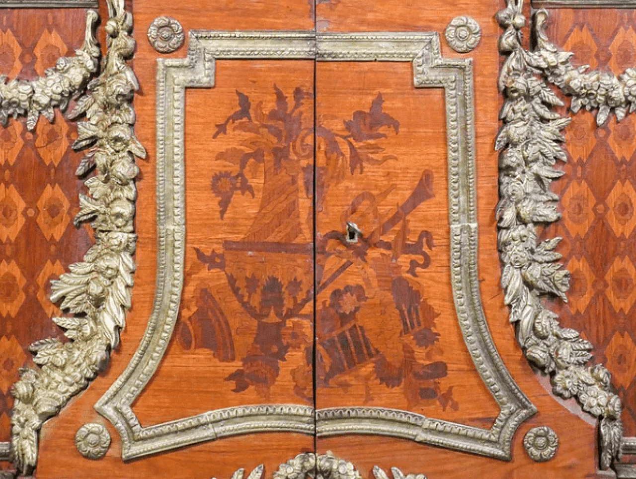 Jean Henri Riesner, comò stile Luigi XV in legno intarsiato con piano in marmo, inizio '900 5