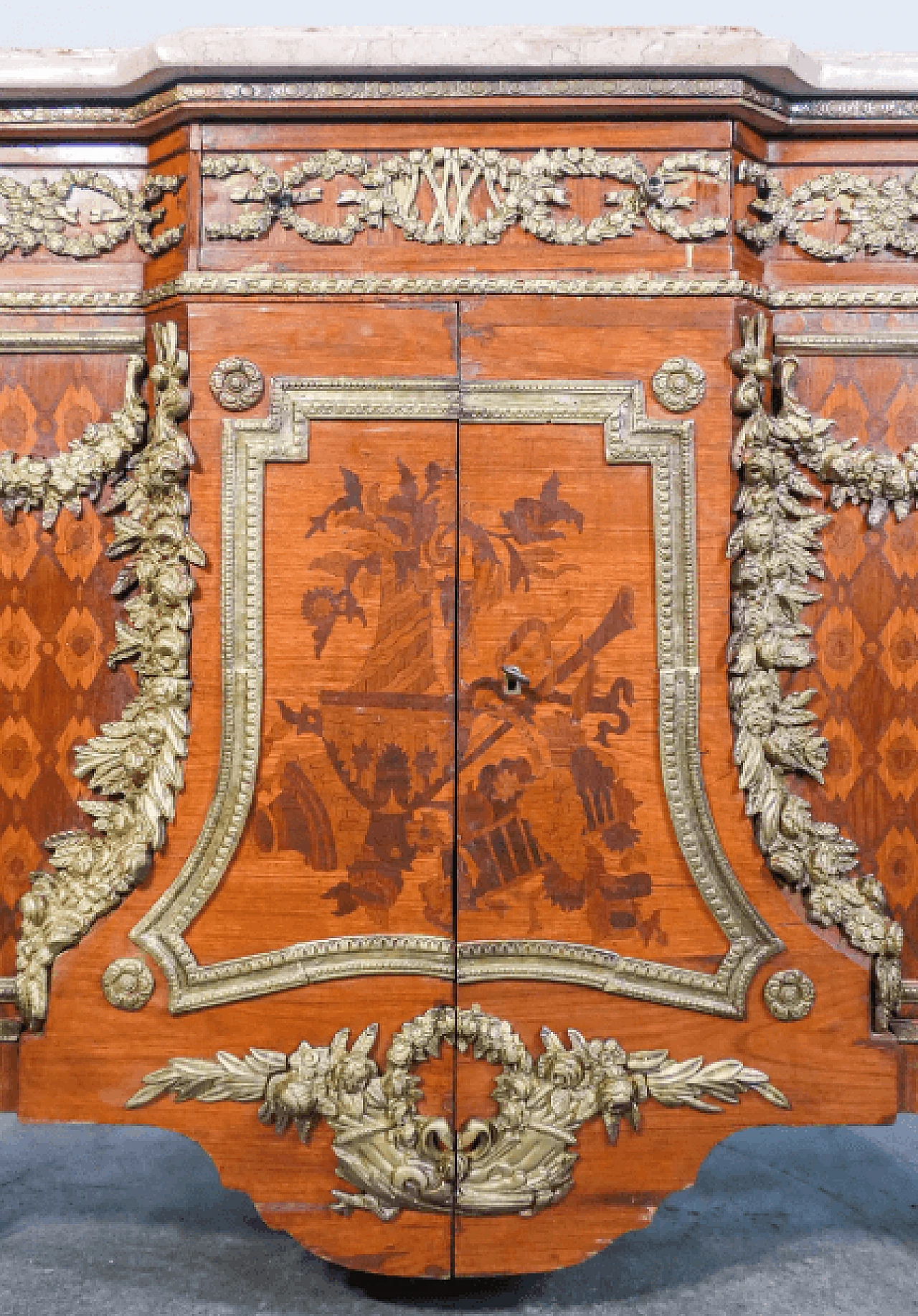 Jean Henri Riesner, comò stile Luigi XV in legno intarsiato con piano in marmo, inizio '900 9