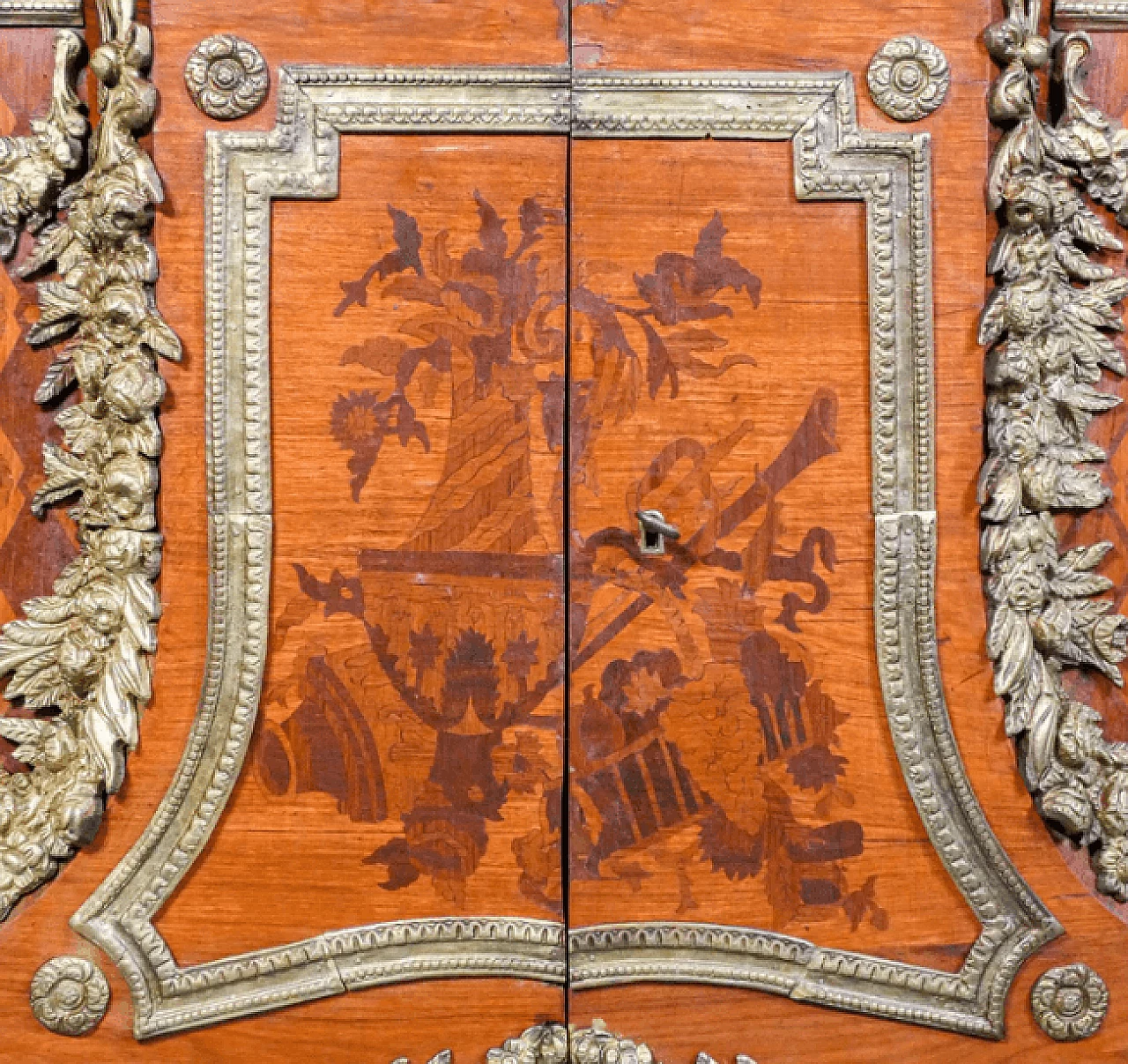 Jean Henri Riesner, comò stile Luigi XV in legno intarsiato con piano in marmo, inizio '900 10