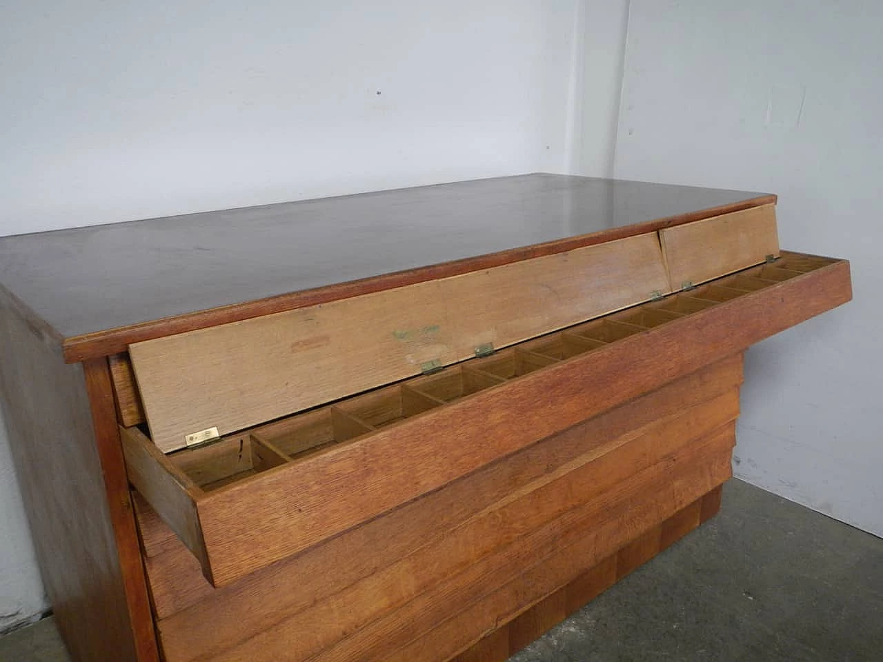 Cassettiera in legno di rovere con piano in formica, anni '50 6