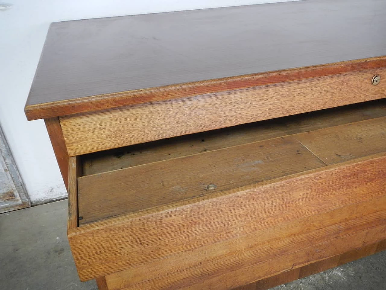 Cassettiera in legno di rovere con piano in formica, anni '50 10