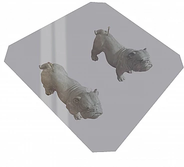 Tavolino con piano in cristallo e coppia bulldog in resina come base, anni '90