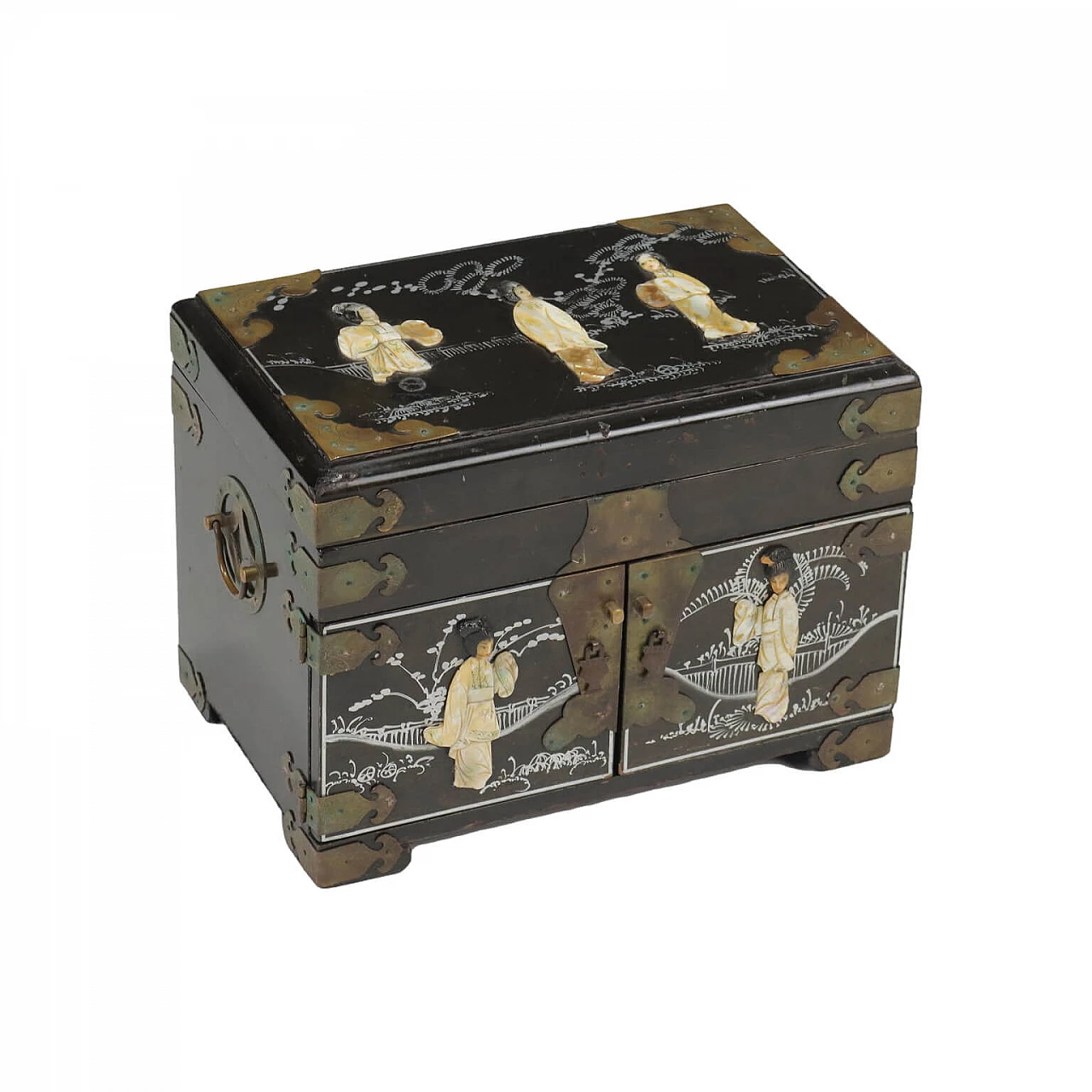 Chinese box in lacquered wood and mother-of-pearl, early 1900s 1