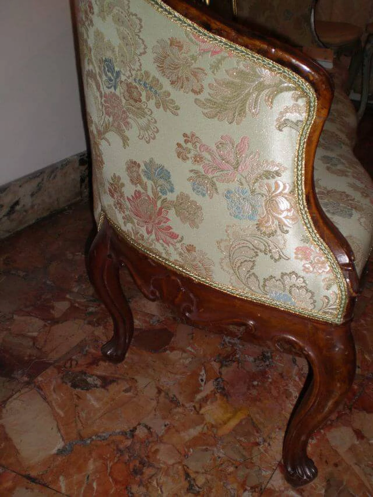 Louis XV walnut pozzetto sofa, 18th century 1