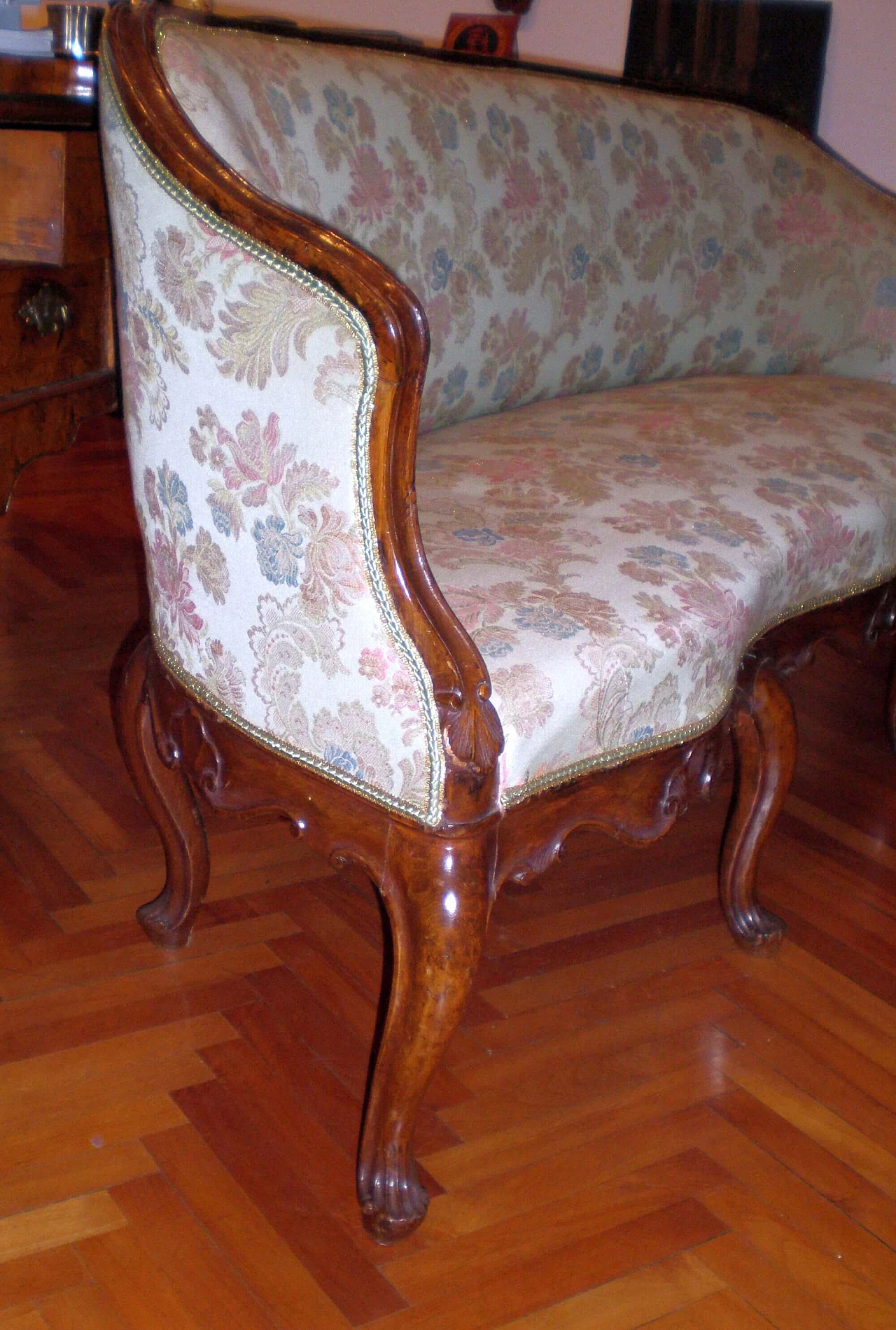 Louis XV walnut pozzetto sofa, 18th century 3