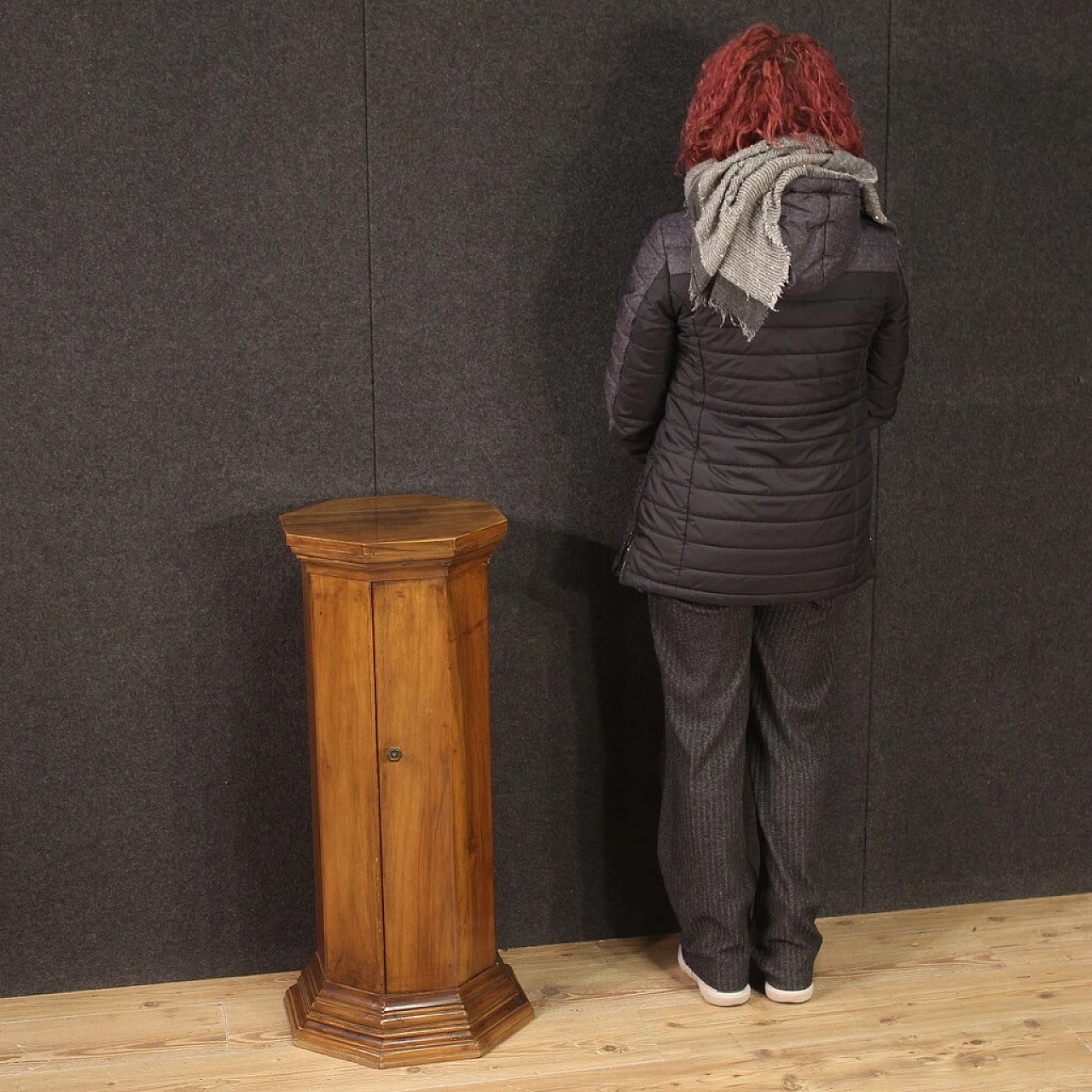 Column with walnut and beech door 3