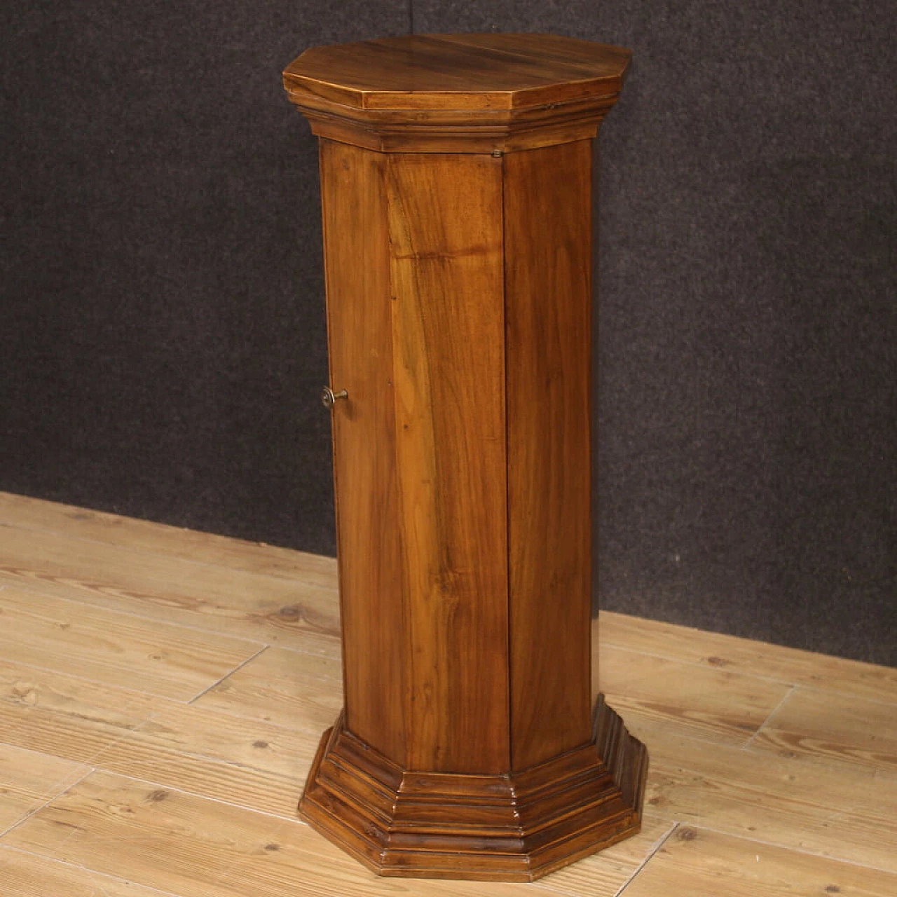 Column with walnut and beech door 5