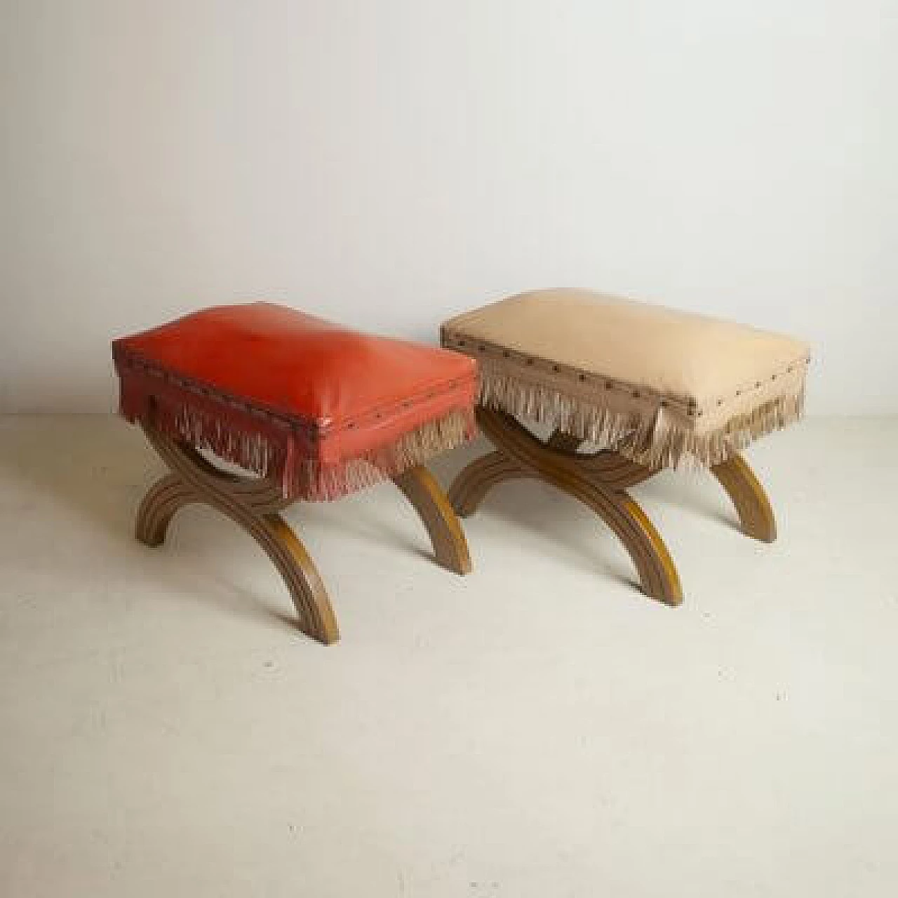Coppia di sgabello in legno e tessuto nello stile di Gio Ponti, anni '40 2