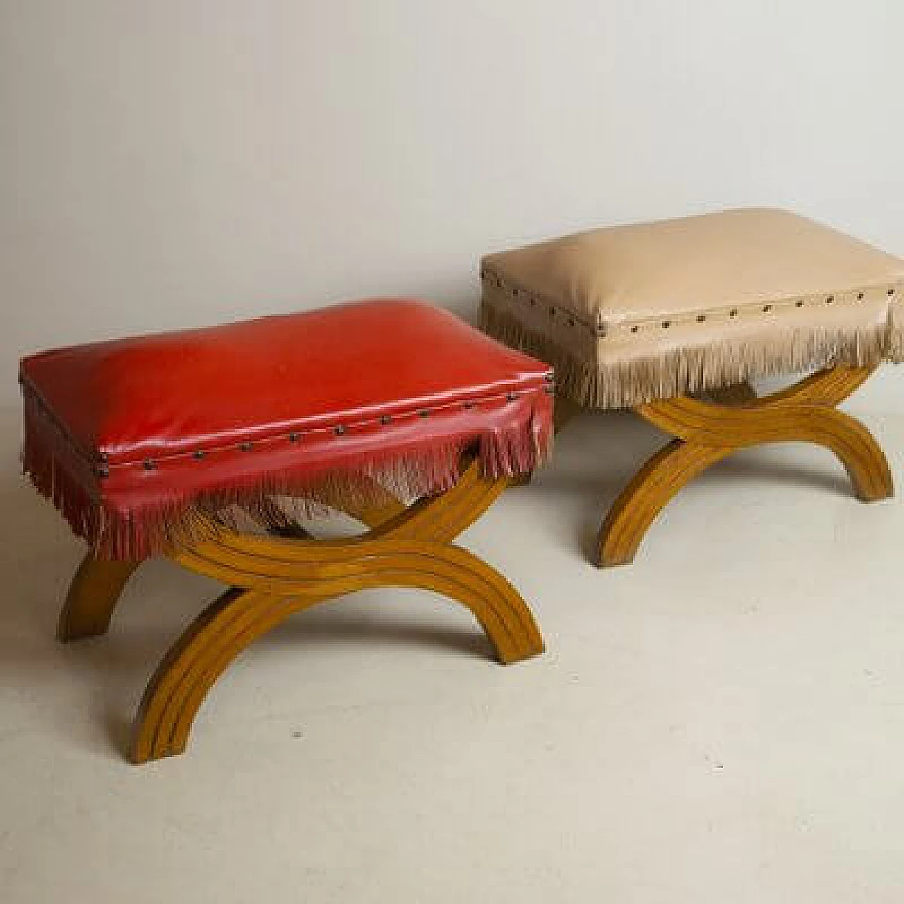 Coppia di sgabello in legno e tessuto nello stile di Gio Ponti, anni '40 6
