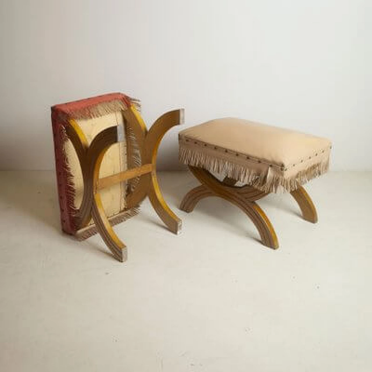 Coppia di sgabello in legno e tessuto nello stile di Gio Ponti, anni '40 7