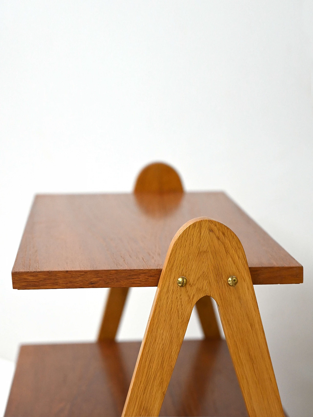 Coppia di tavolini in legno con doppio ripiano, anni '50 6