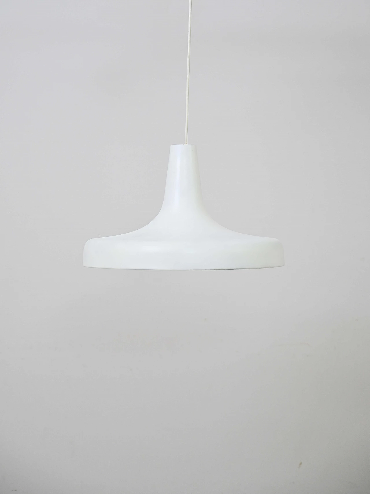 Lampada a sospensione in metallo bianco, anni '60 2