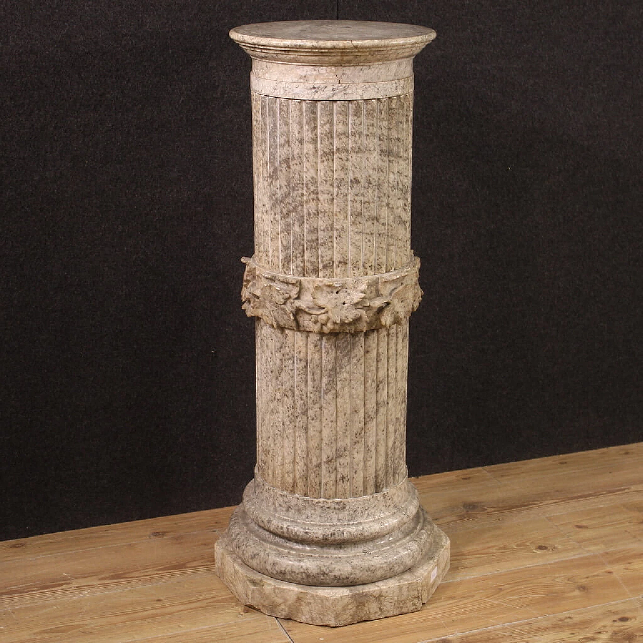 Colonna in alabastro scolpita e cesellata, anni '30 1