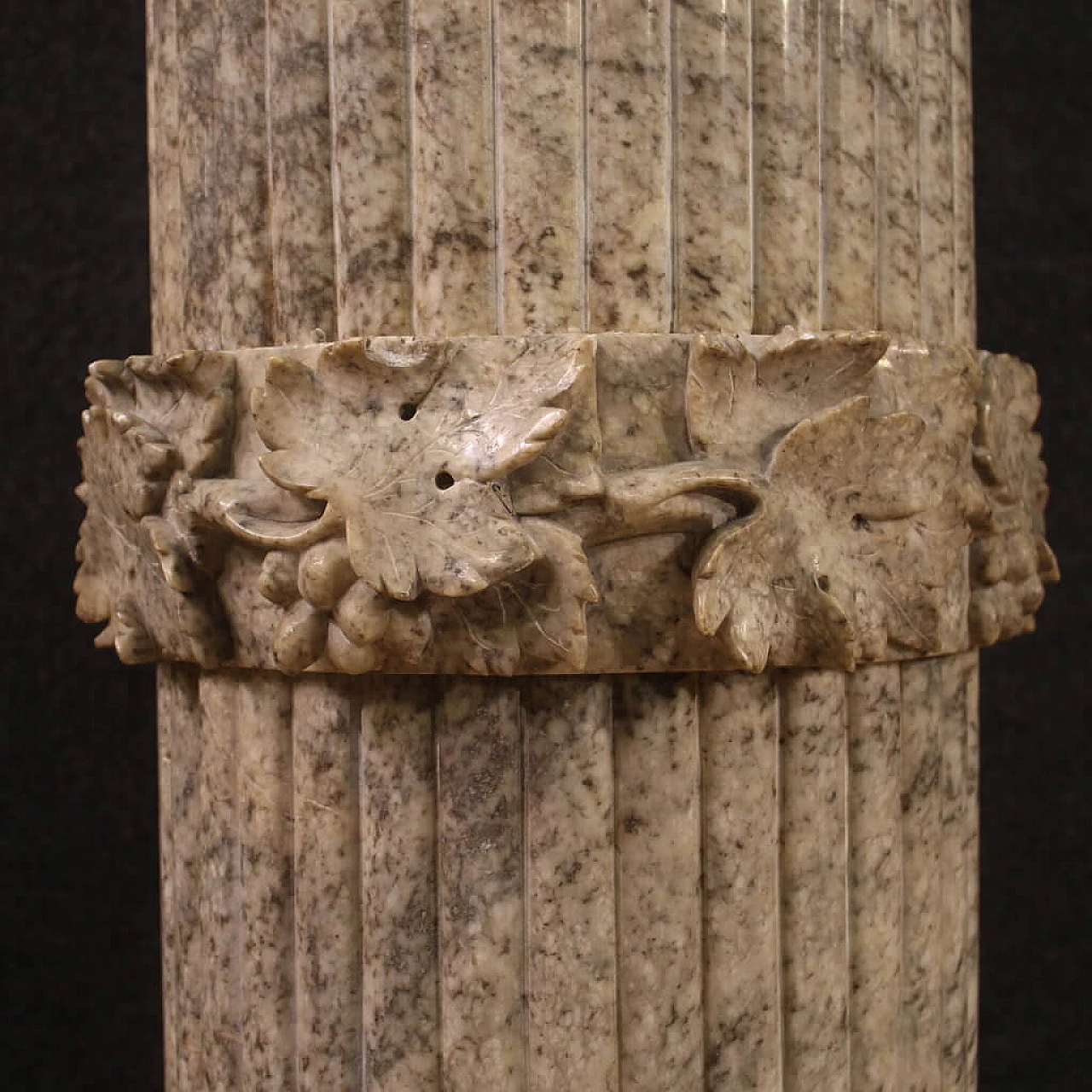 Colonna in alabastro scolpita e cesellata, anni '30 7