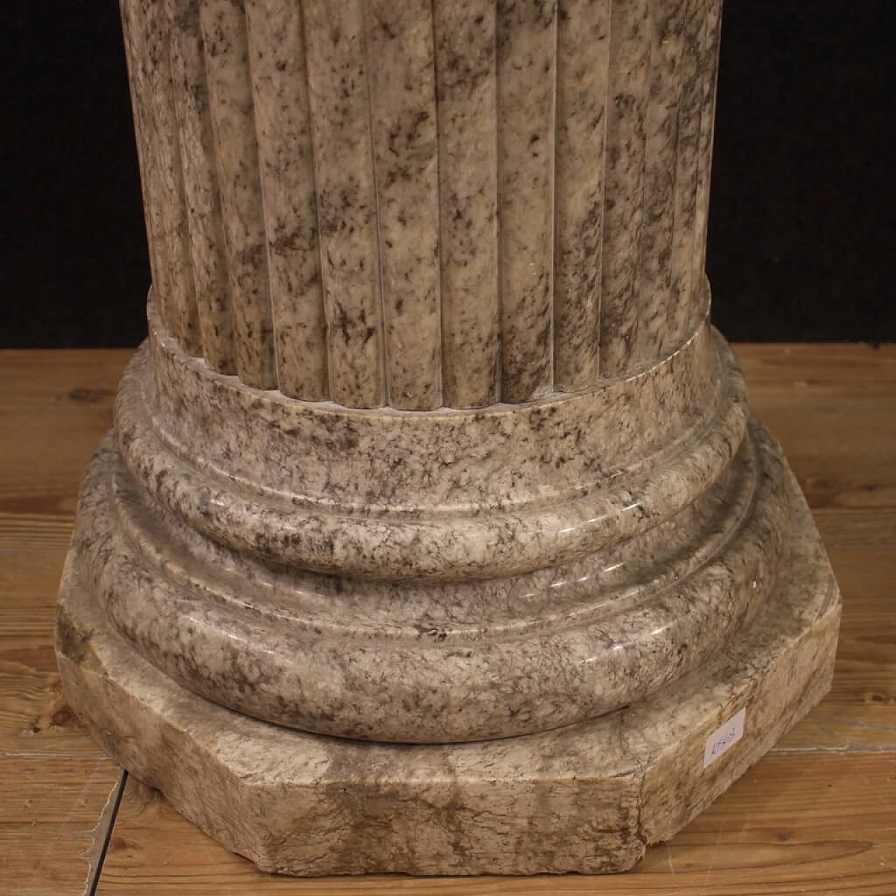 Colonna in alabastro scolpita e cesellata, anni '30 8