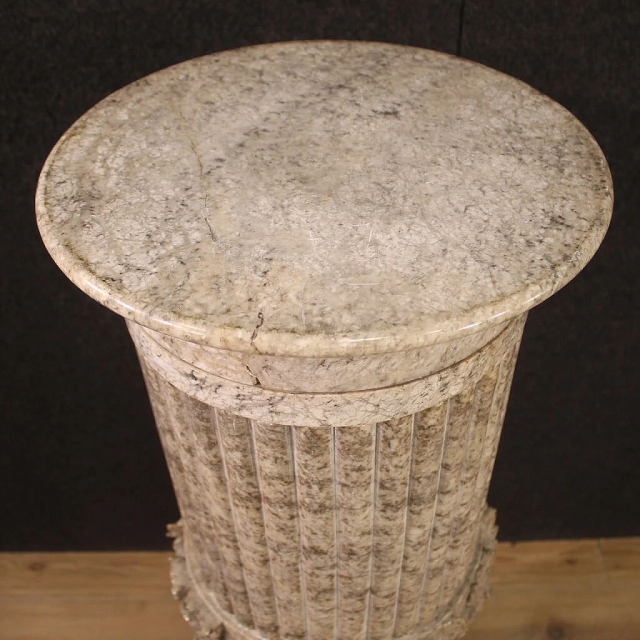 Colonna in alabastro scolpita e cesellata, anni '30 10