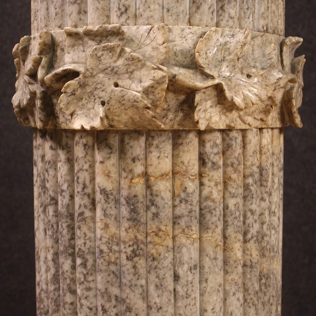 Colonna in alabastro scolpita e cesellata, anni '30 11