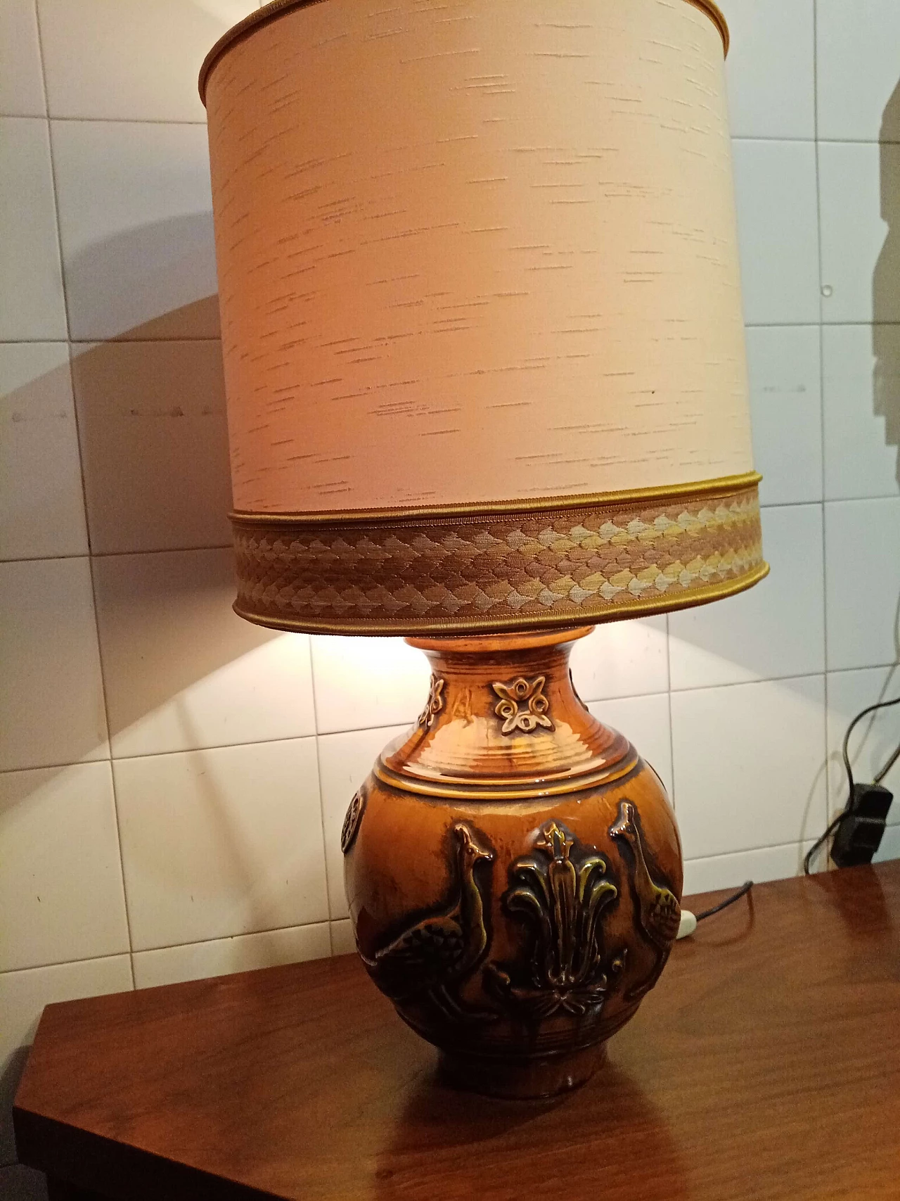 Lampada in maiolica con decorazione di pavoni per Zaccagnini, anni '60 1