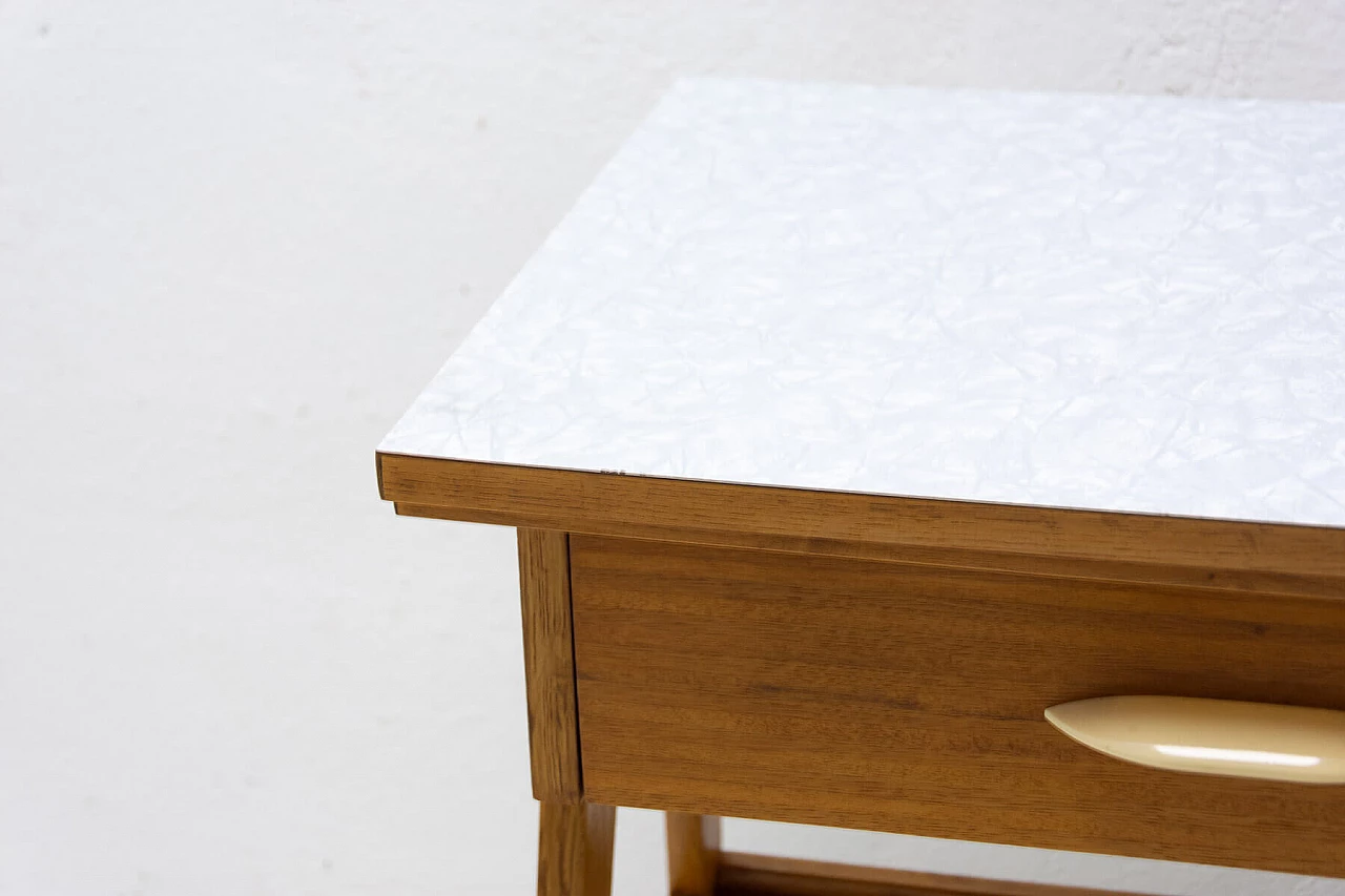 Tavolino in legno con portariviste e cassetto, anni '60 6