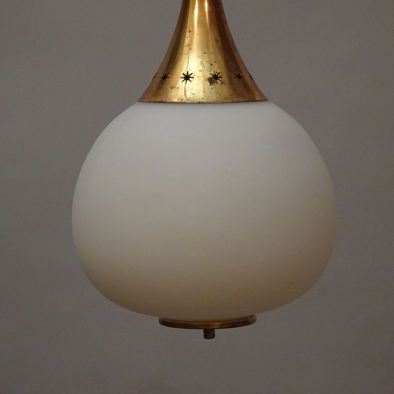 Lampadario a due luci con diffusori in vetro opalino per Stilnovo, anni '50 2