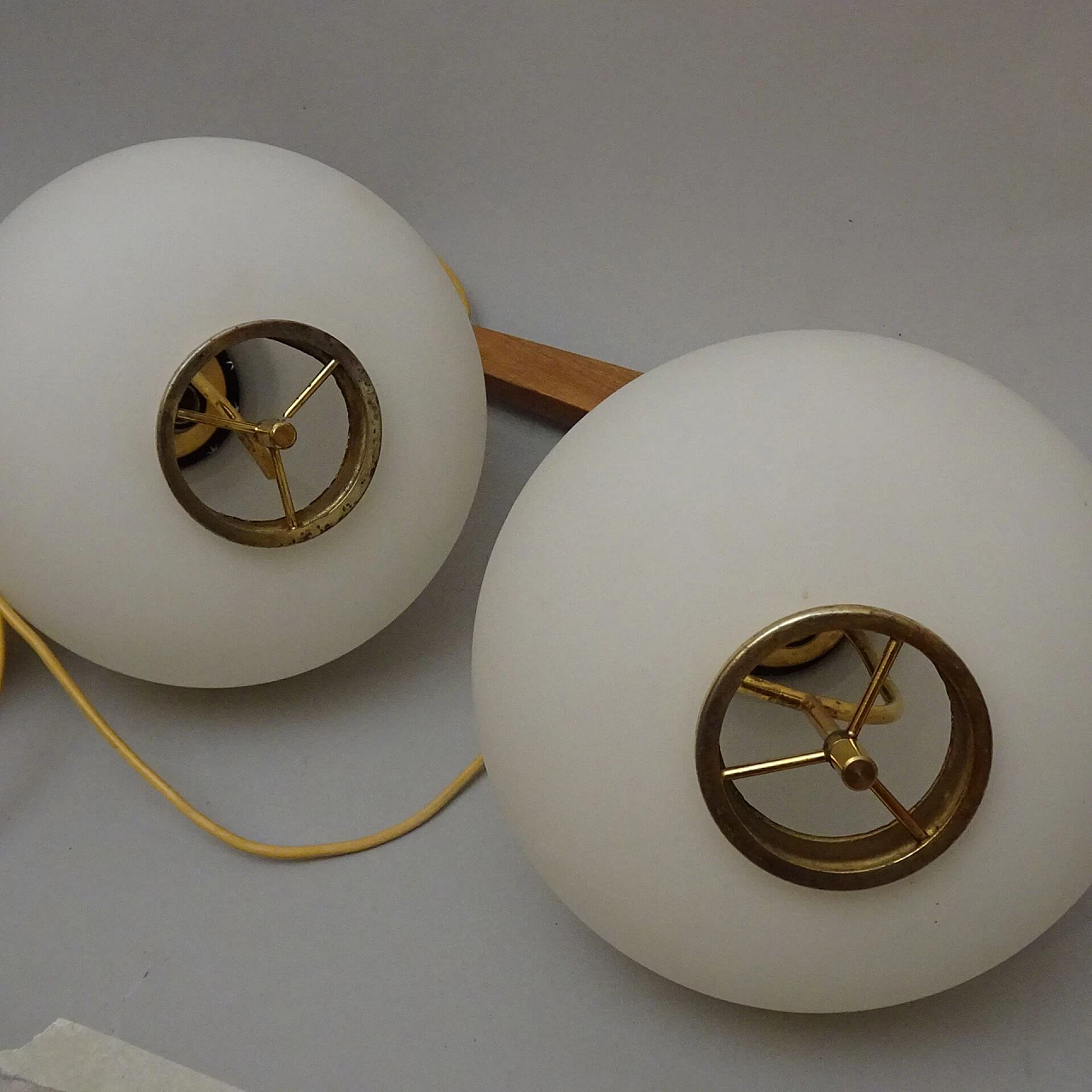 Lampadario a due luci con diffusori in vetro opalino per Stilnovo, anni '50 6