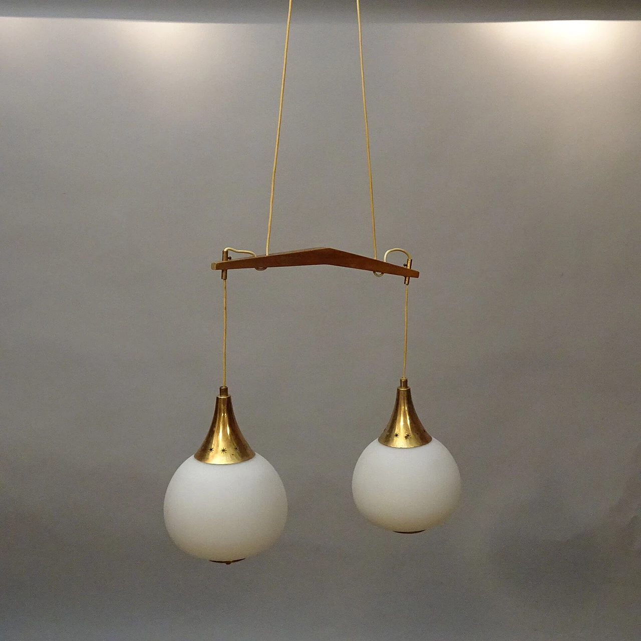 Lampadario a due luci con diffusori in vetro opalino per Stilnovo, anni '50 7