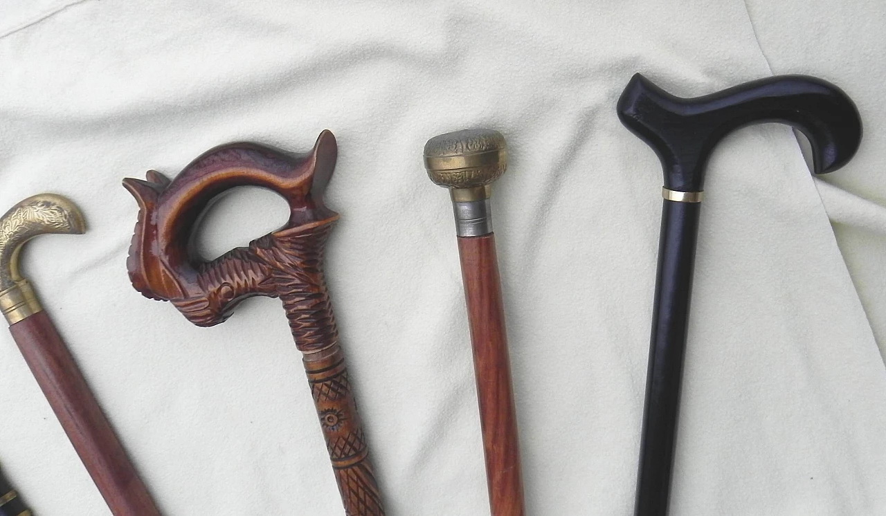 7 Bastoni da passeggio e rastrelliera, anni '90 12