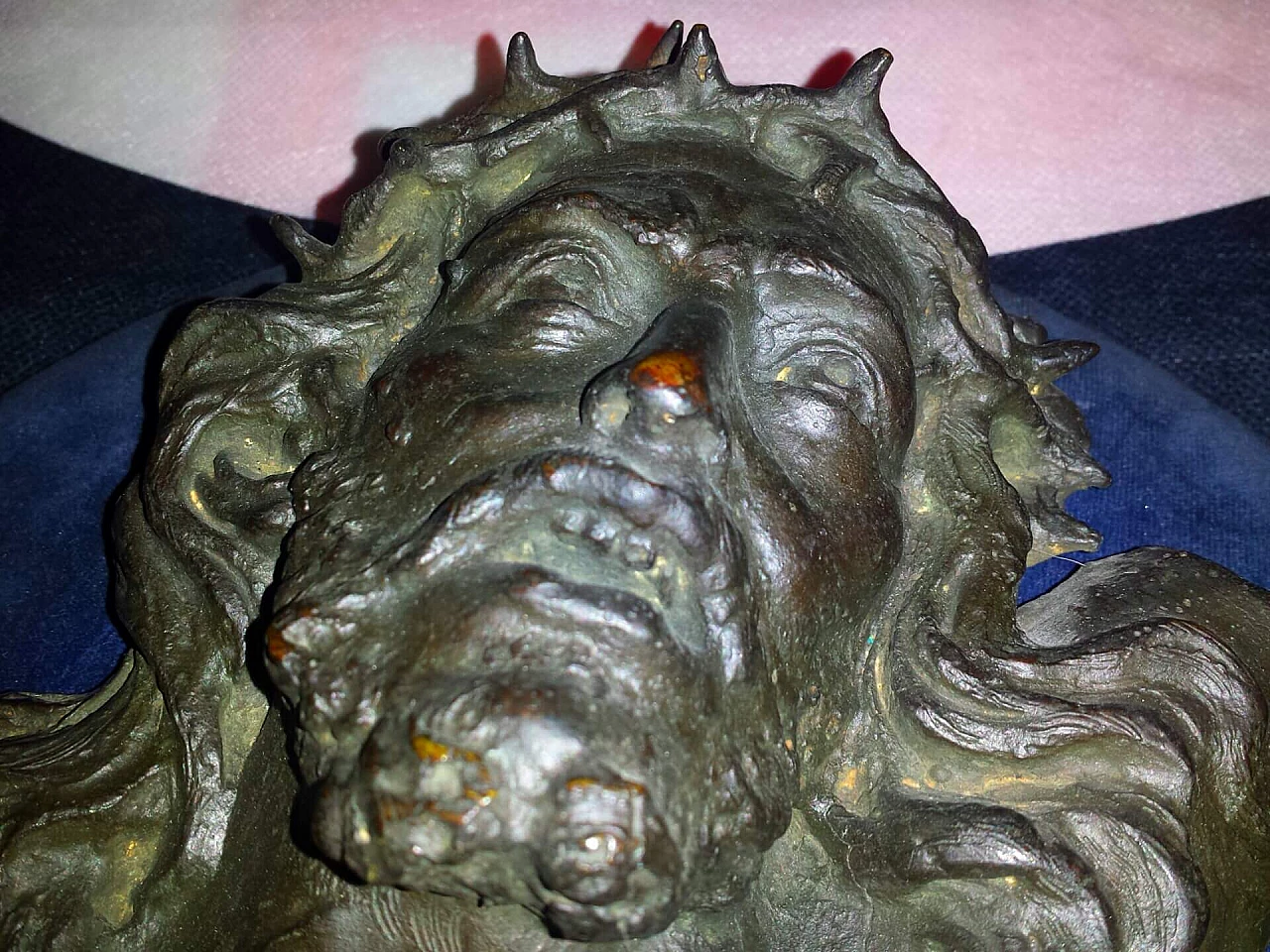 Volto di Cristo, bassorilievo in bronzo su tavola in legno, inizio '900 2