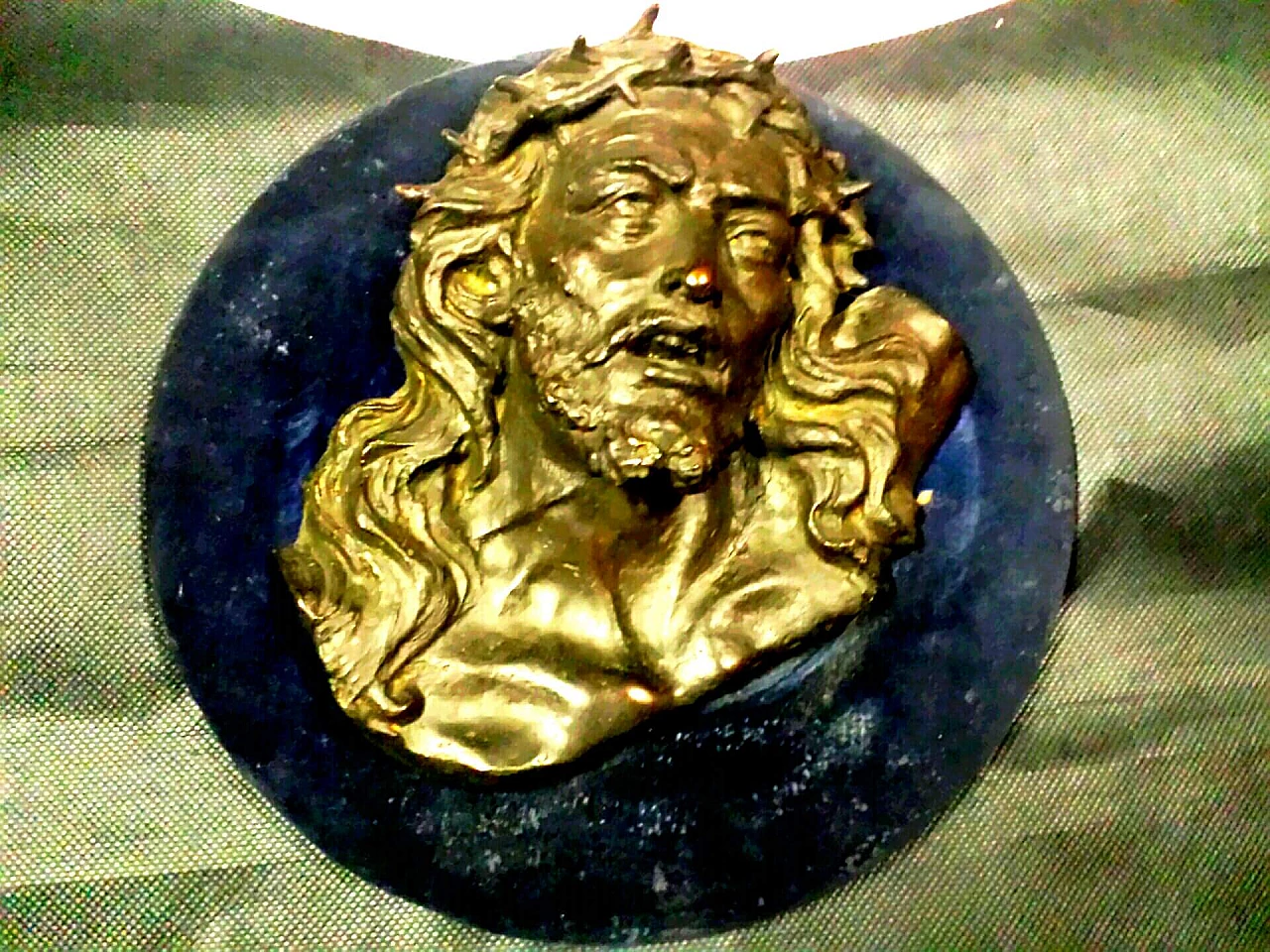 Volto di Cristo, bassorilievo in bronzo su tavola in legno, inizio '900 3