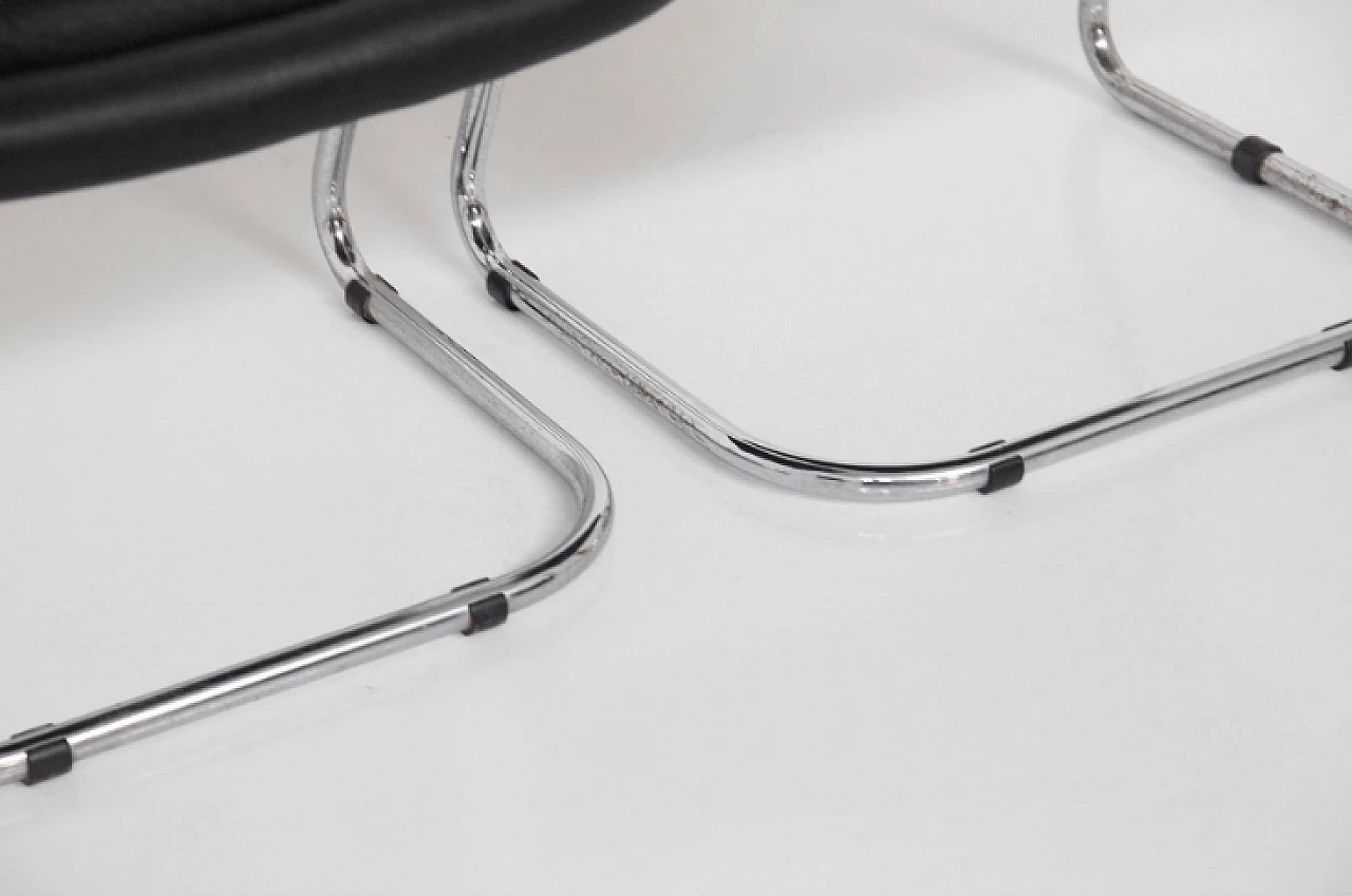 4 Chairs in chromed steel and black leather, 1960s 5