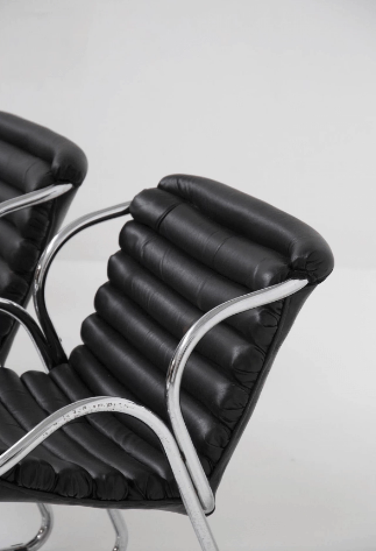 4 Chairs in chromed steel and black leather, 1960s 7
