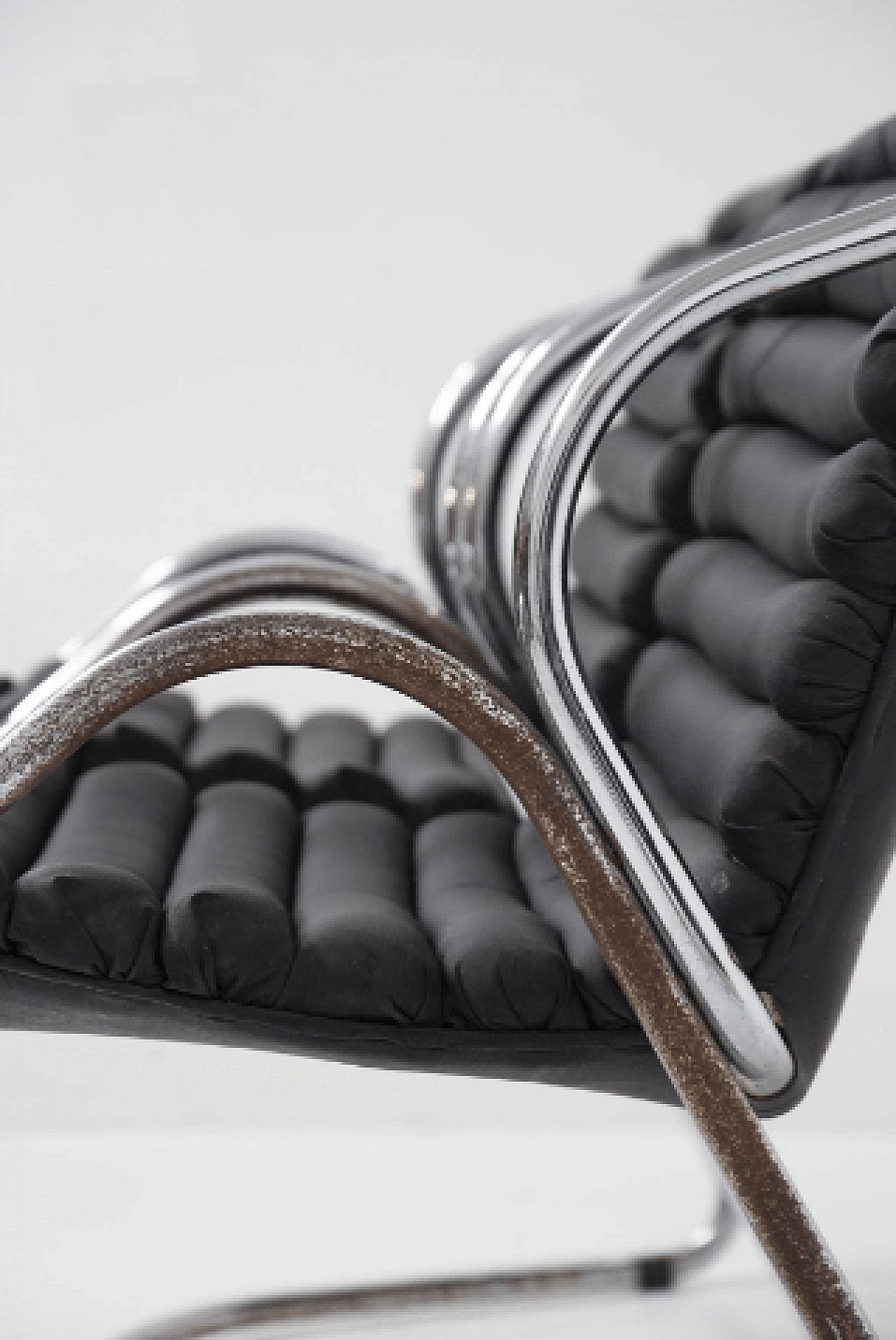 4 Chairs in chromed steel and black leather, 1960s 11