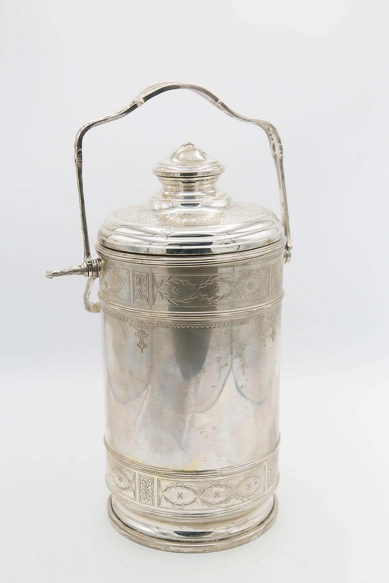 Sterling silver thermos flask with decorations for Cartier, early 20th century 1