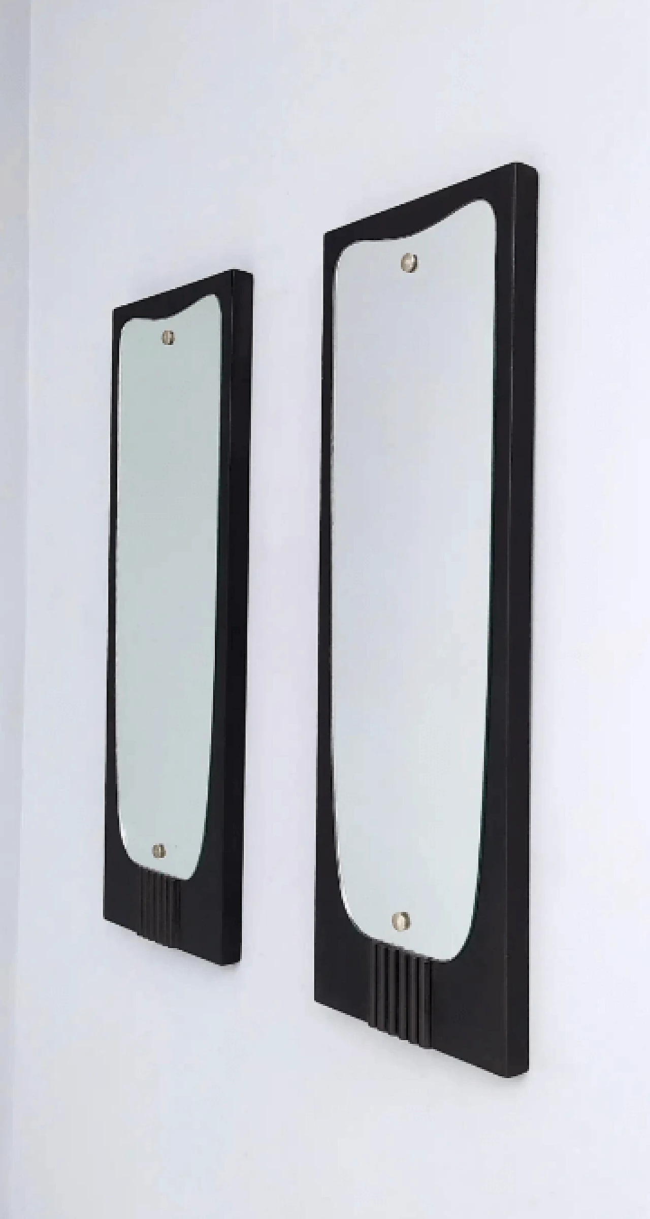 Coppia di specchi da parete in legno ebanizzato attribuibili a Osvaldo Borsani, anni '50 4