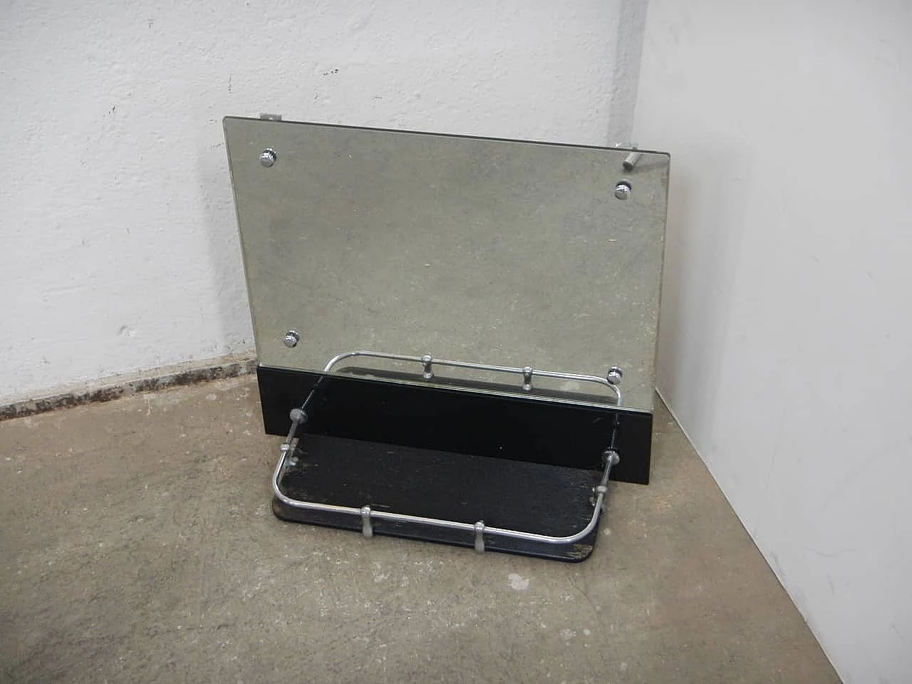 Specchio con mensola in vetro con profili in metallo cromato, anni '70 1