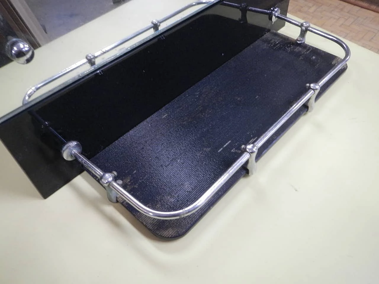 Specchio con mensola in vetro con profili in metallo cromato, anni '70 5