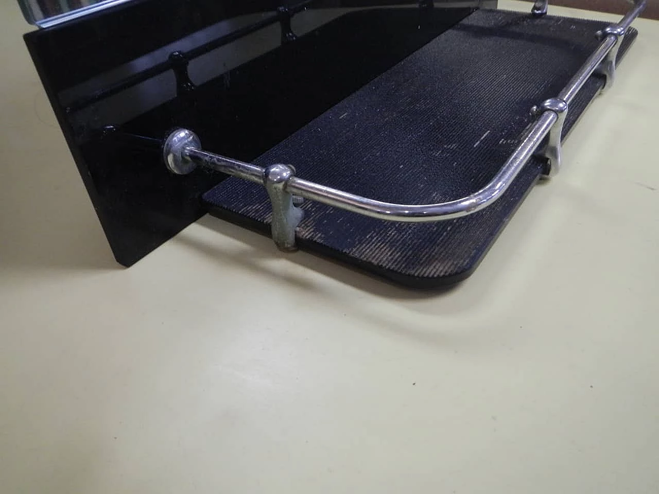 Specchio con mensola in vetro con profili in metallo cromato, anni '70 6