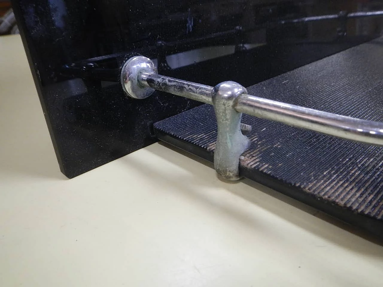 Specchio con mensola in vetro con profili in metallo cromato, anni '70 7