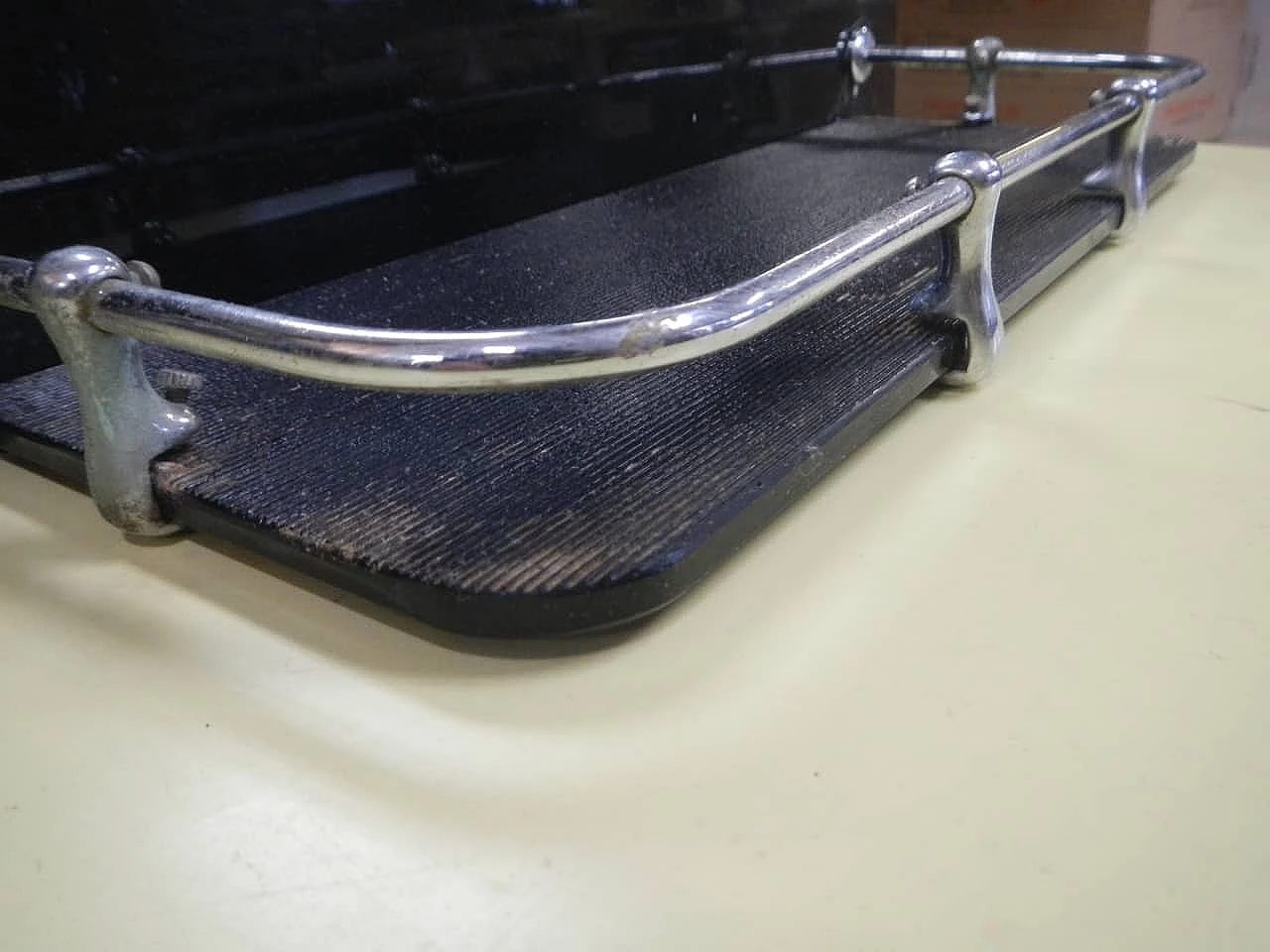 Specchio con mensola in vetro con profili in metallo cromato, anni '70 8