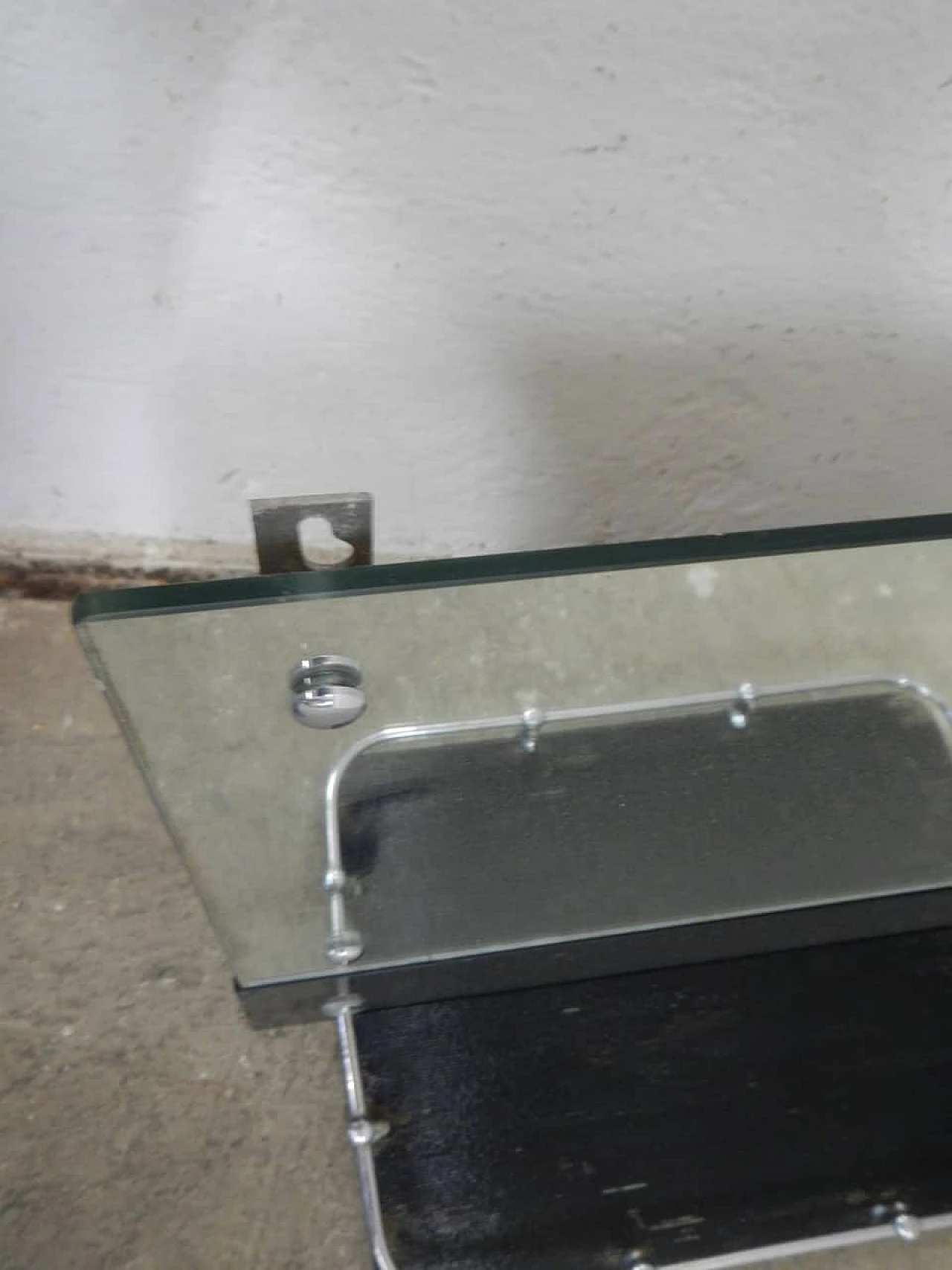 Specchio con mensola in vetro con profili in metallo cromato, anni '70 9