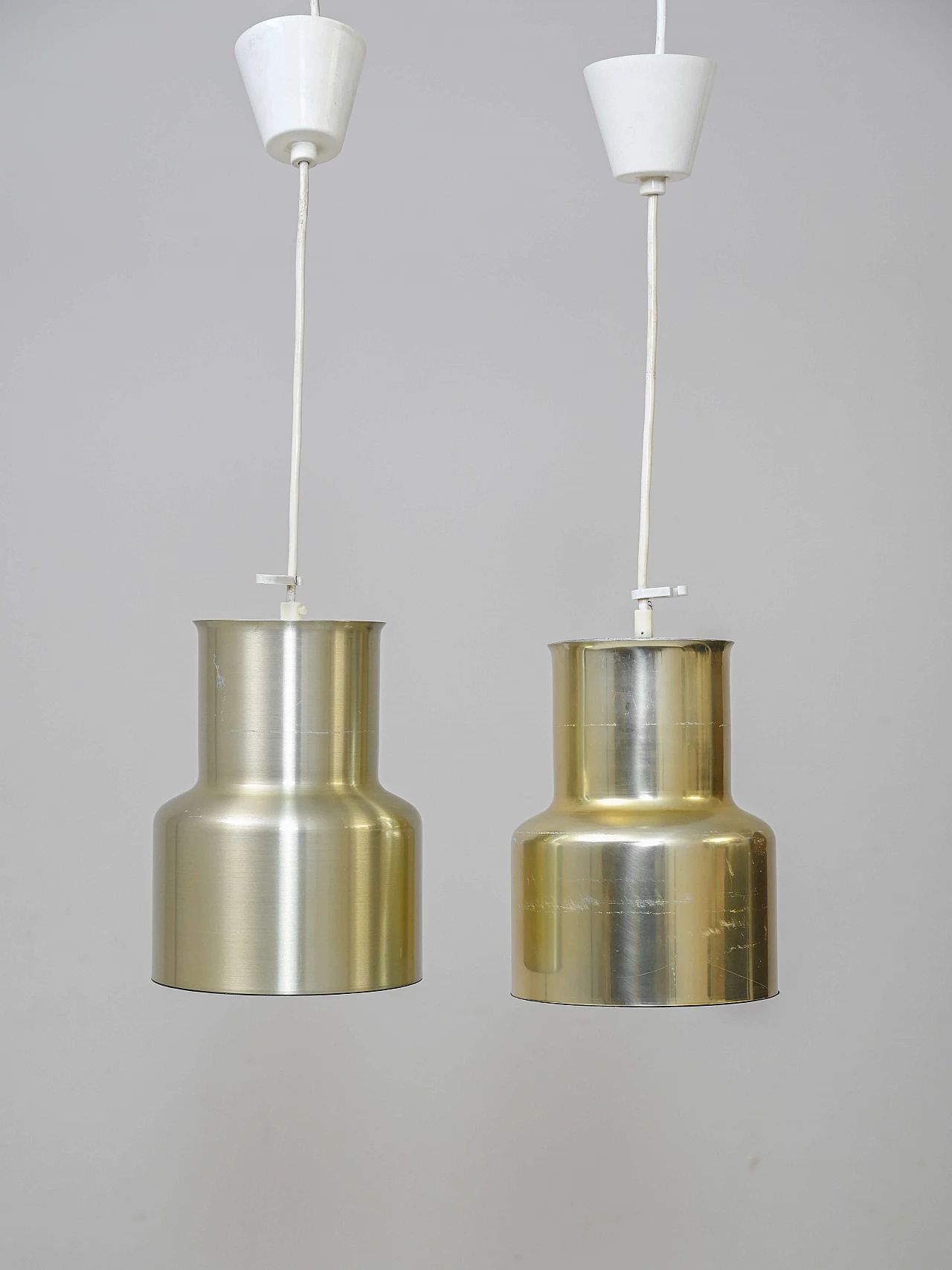 Coppia di lampade a sospensione in lamiera dorata, anni '60 1