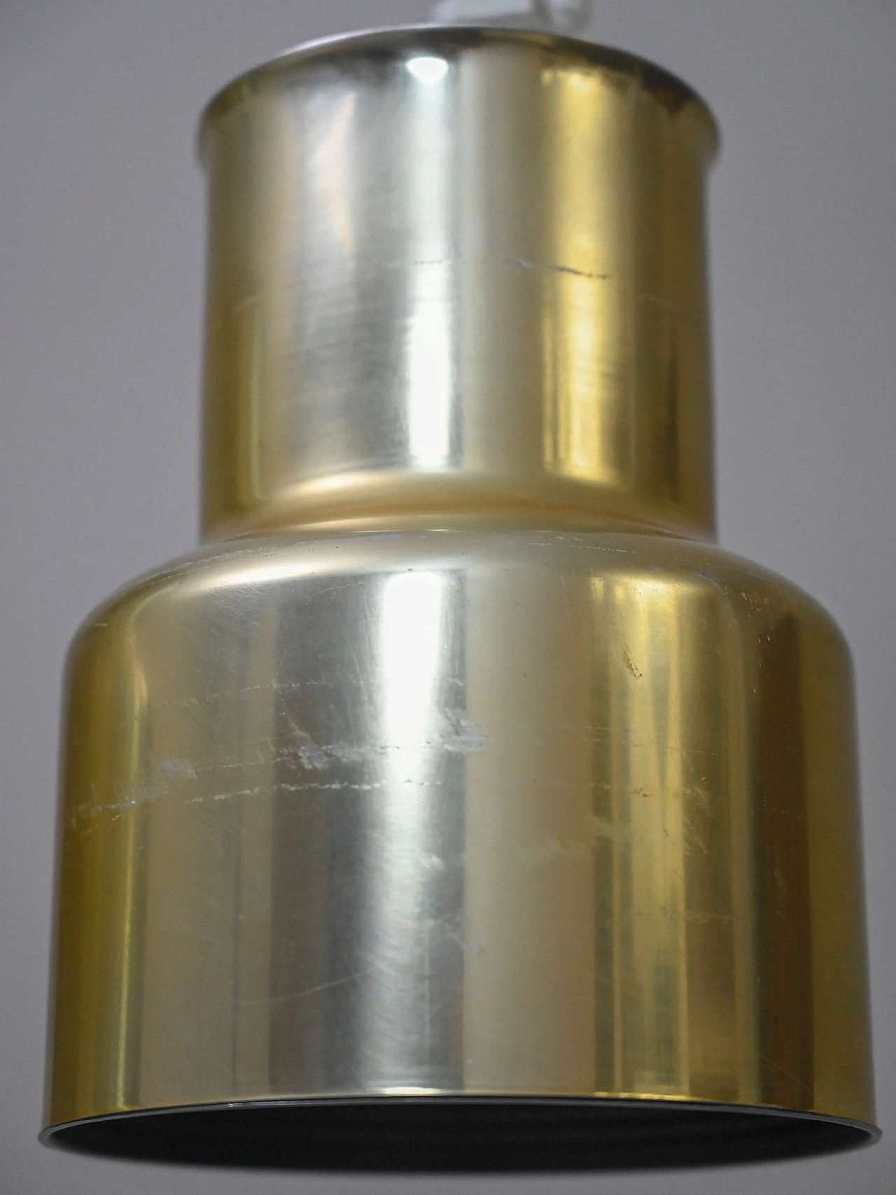 Coppia di lampade a sospensione in lamiera dorata, anni '60 3