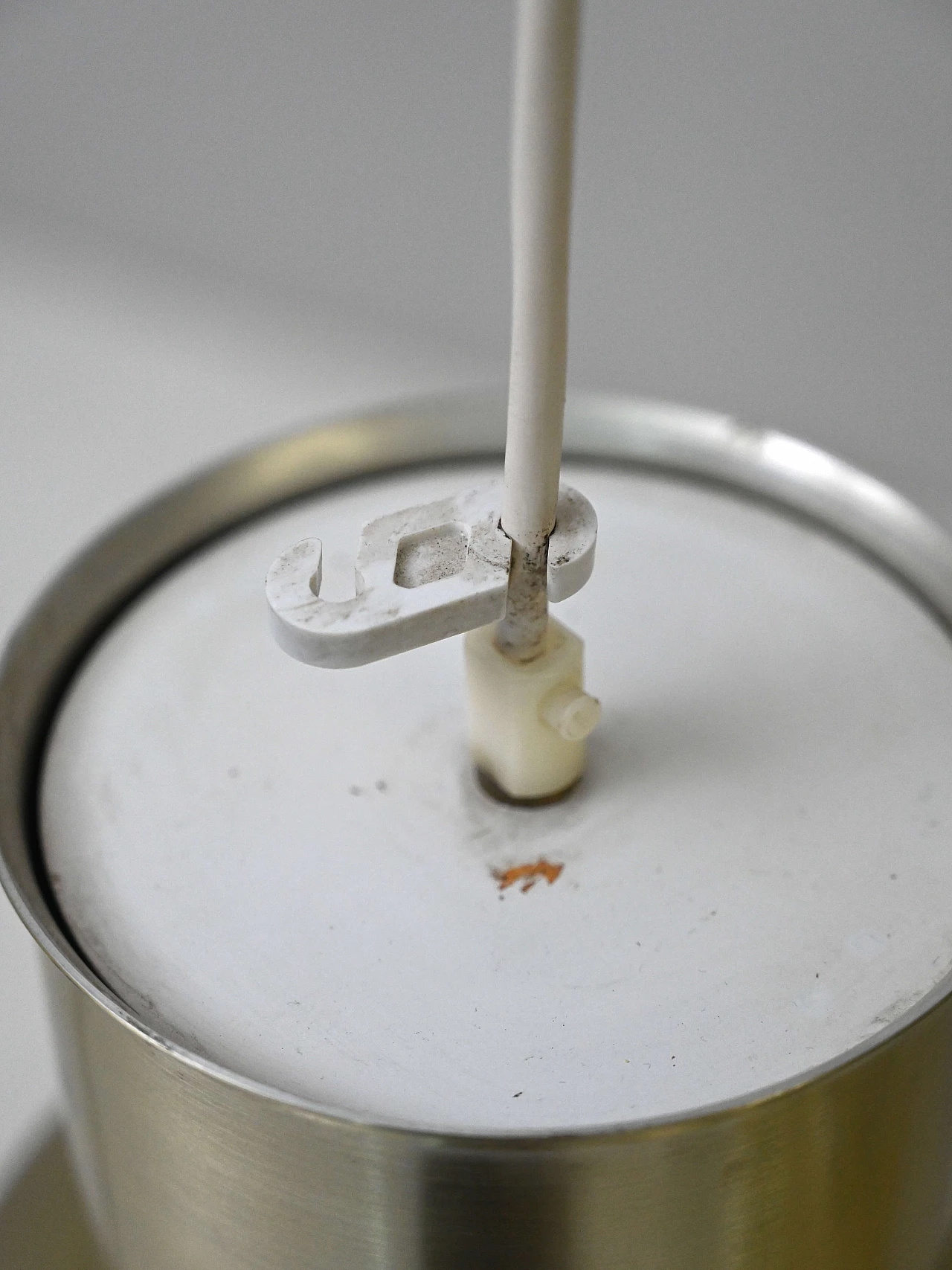 Coppia di lampade a sospensione in lamiera dorata, anni '60 6