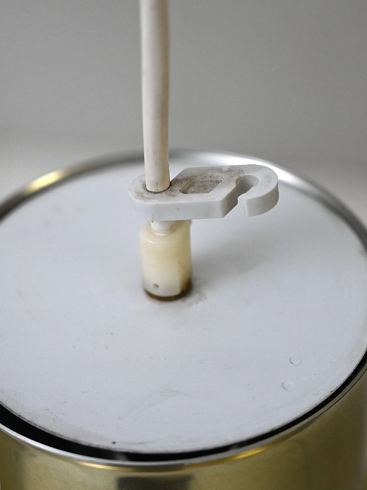 Coppia di lampade a sospensione in lamiera dorata, anni '60 7