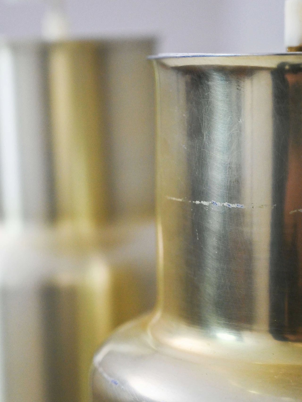 Coppia di lampade a sospensione in lamiera dorata, anni '60 8