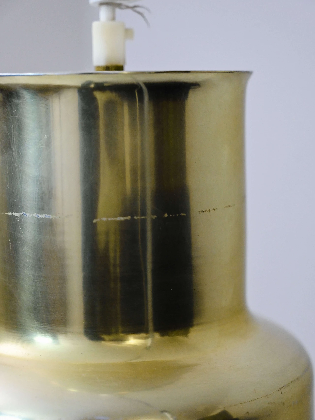 Coppia di lampade a sospensione in lamiera dorata, anni '60 9