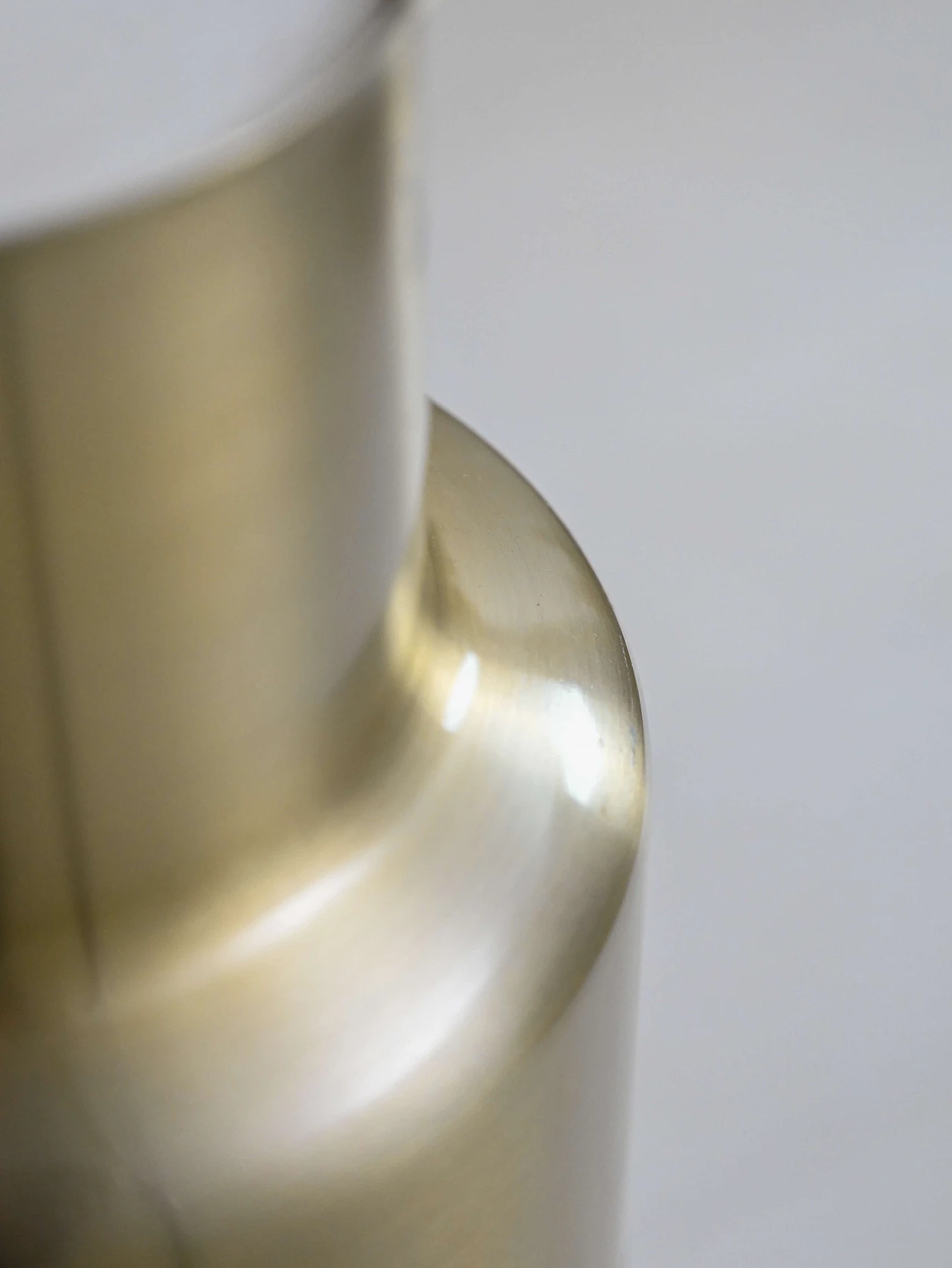 Coppia di lampade a sospensione in lamiera dorata, anni '60 10