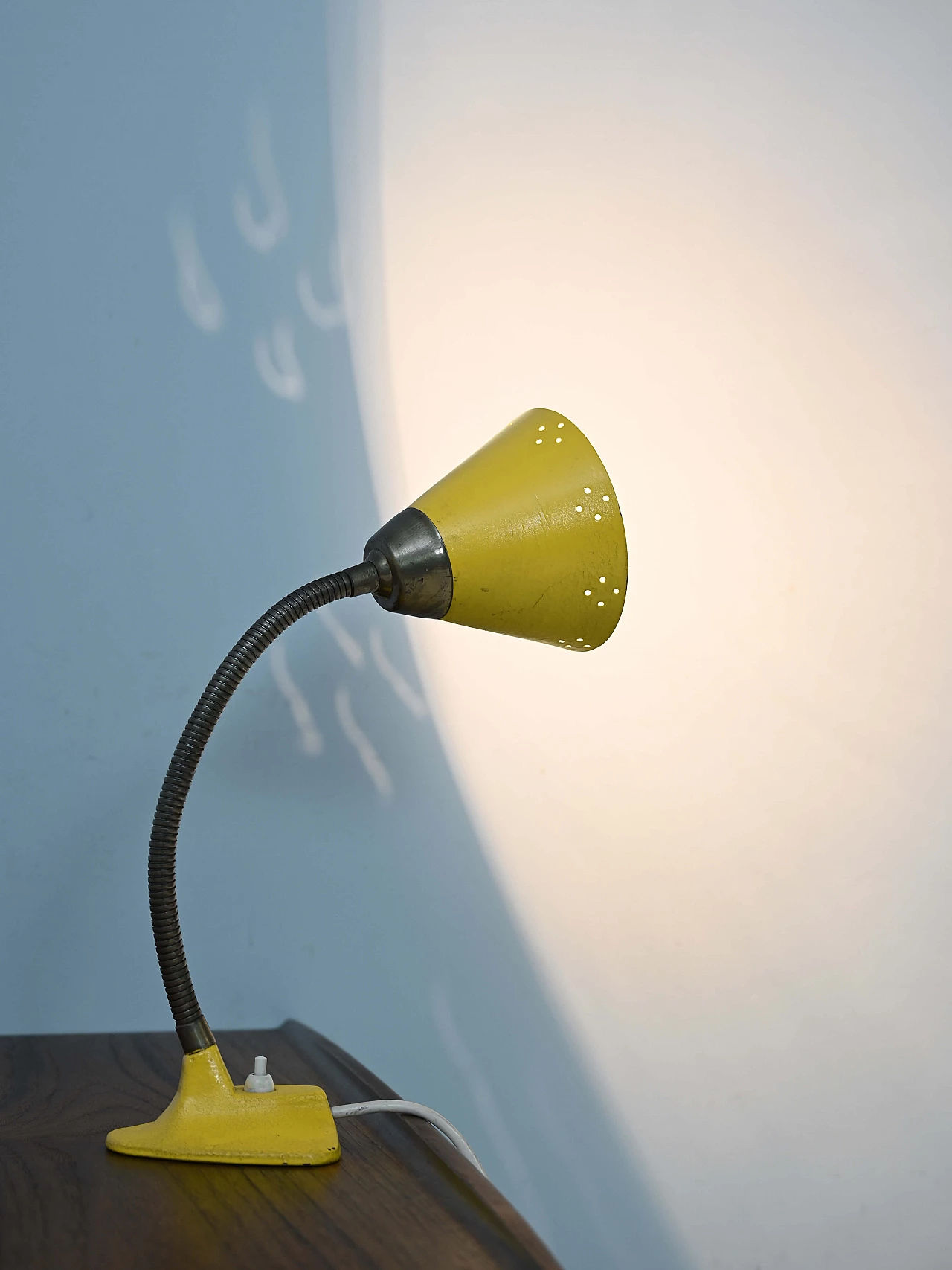 Lampada da tavolo in metallo gialla, anni '60 1